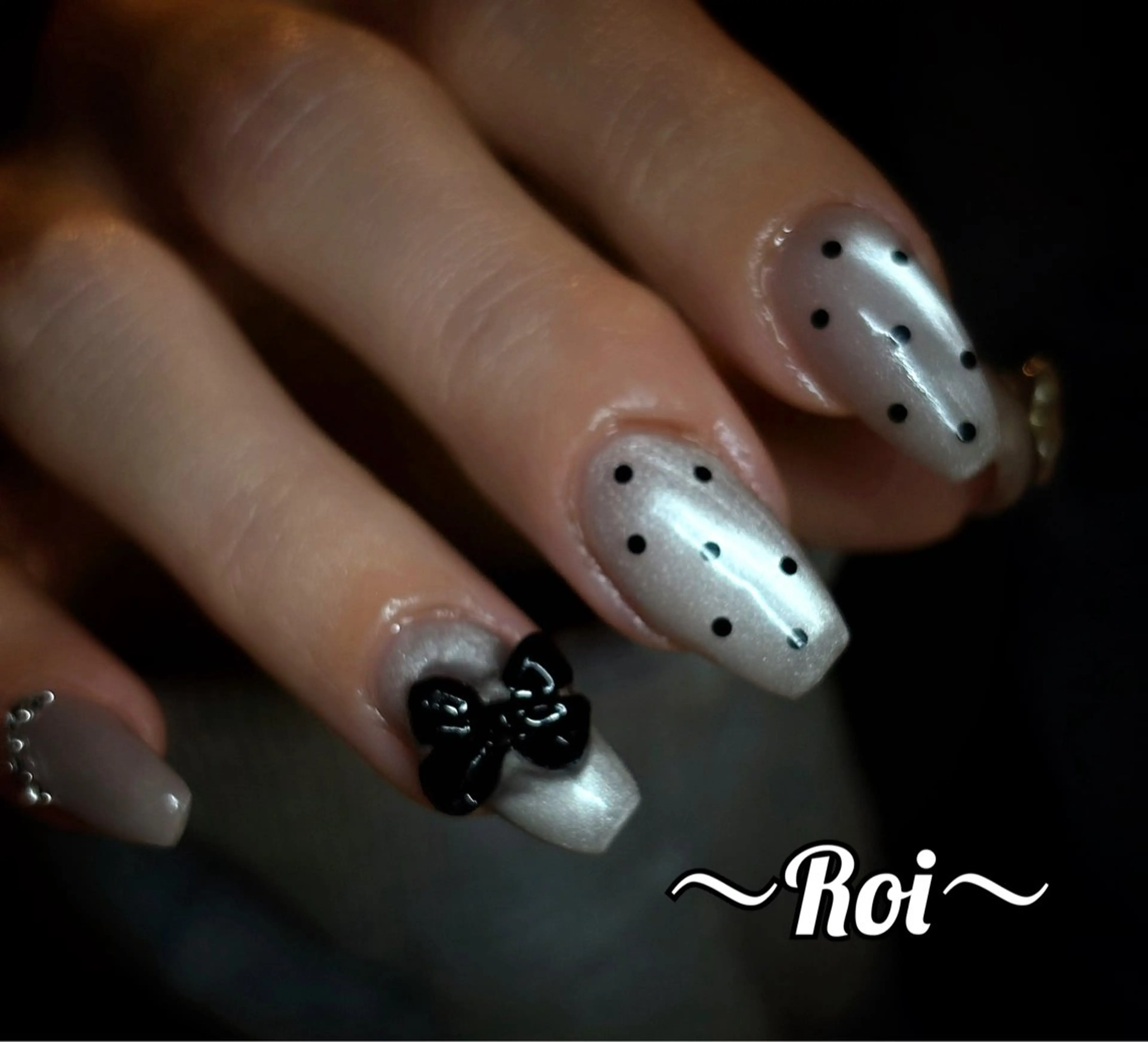 ネイル ドット マグネットネイル リボン ネイルサロン Roiのネイルデザイン