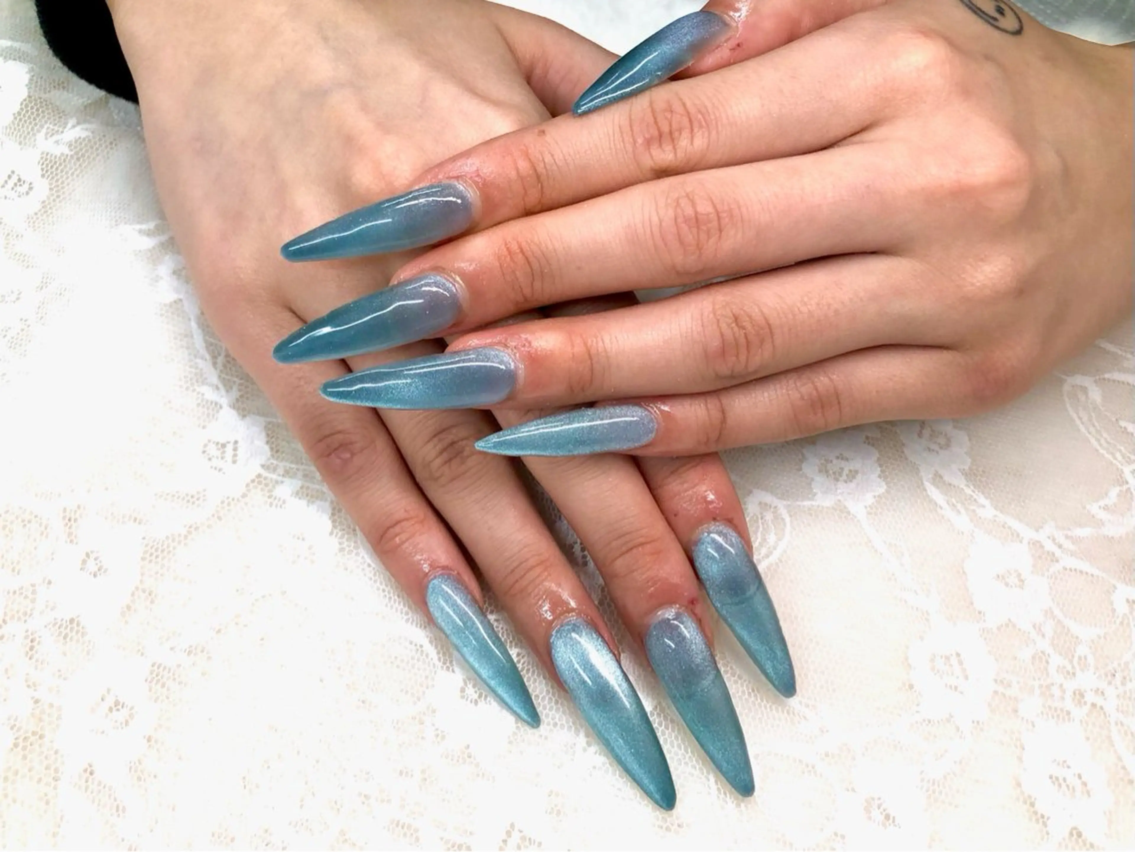 ネイル ブルー 長さ出し ロングネイル マグネットネイル スーパーロングネイル ハンドネイル ハンドケア 心斎橋Salon Epokkuのネイルデザイン