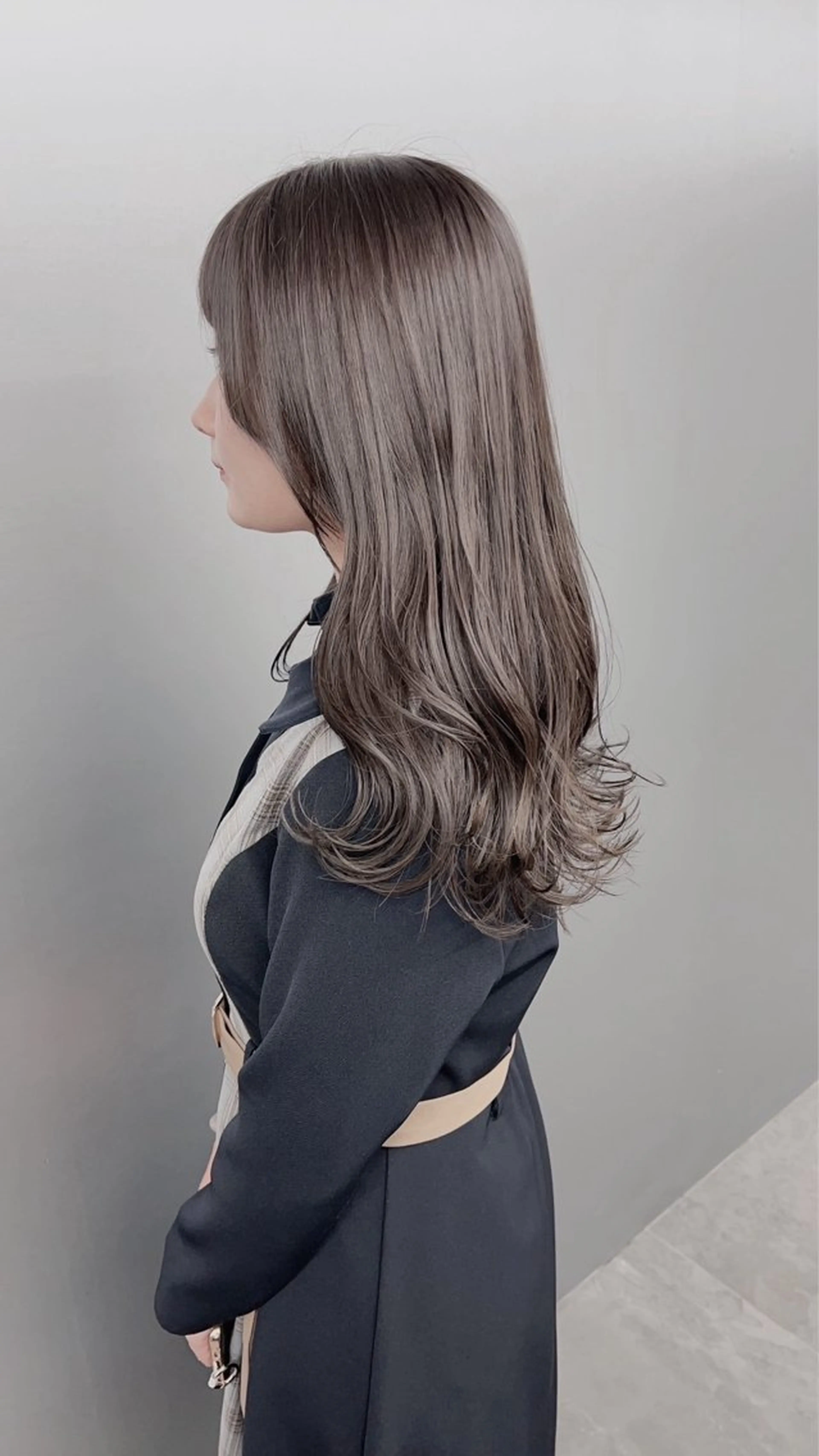 セミロング アッシュ ヘアカラー グレージュ 透明感 ブリーチなし田島晃汰のヘアスタイル