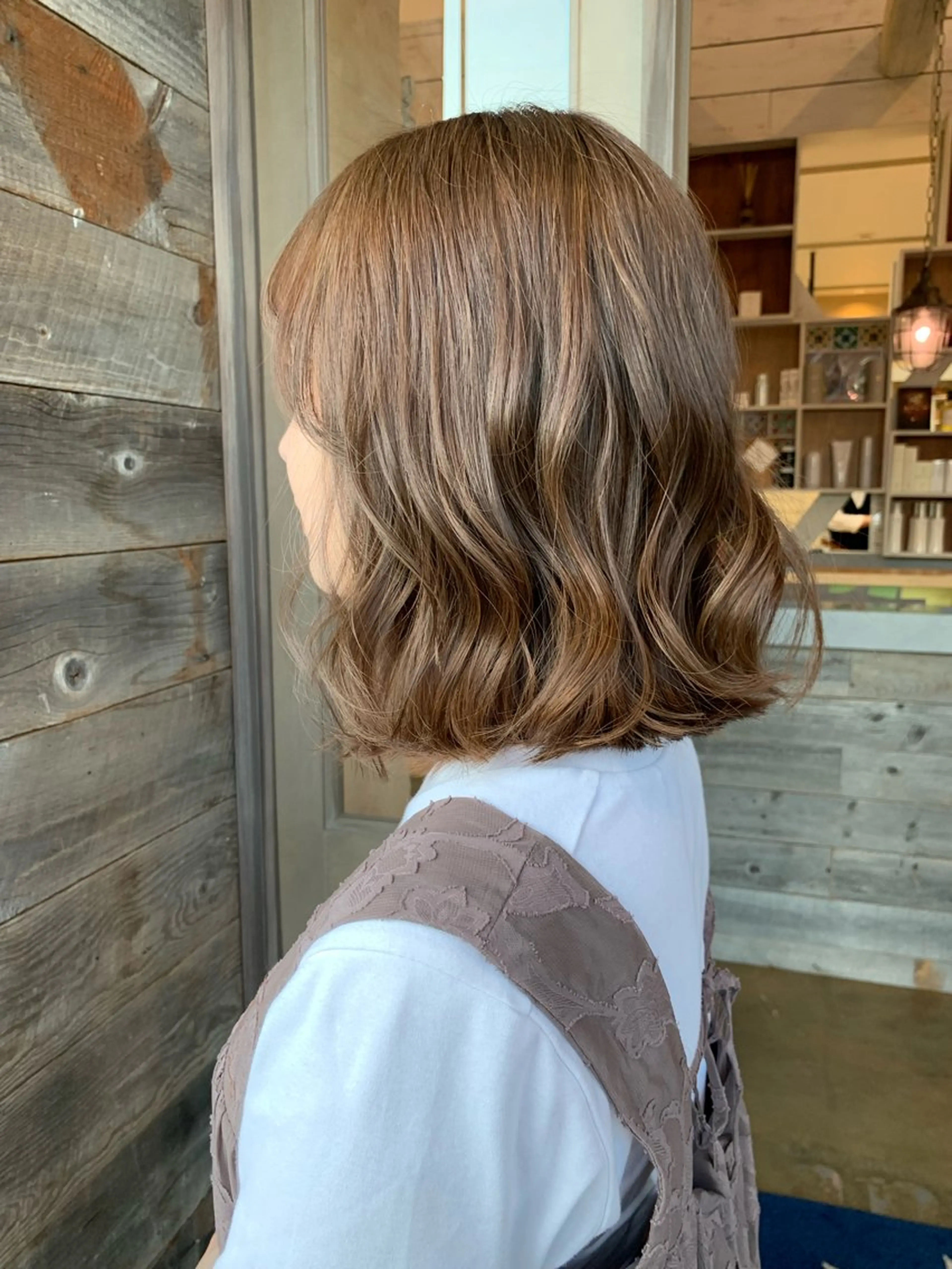 ミディアム アッシュ カワサキ マホのヘアスタイル