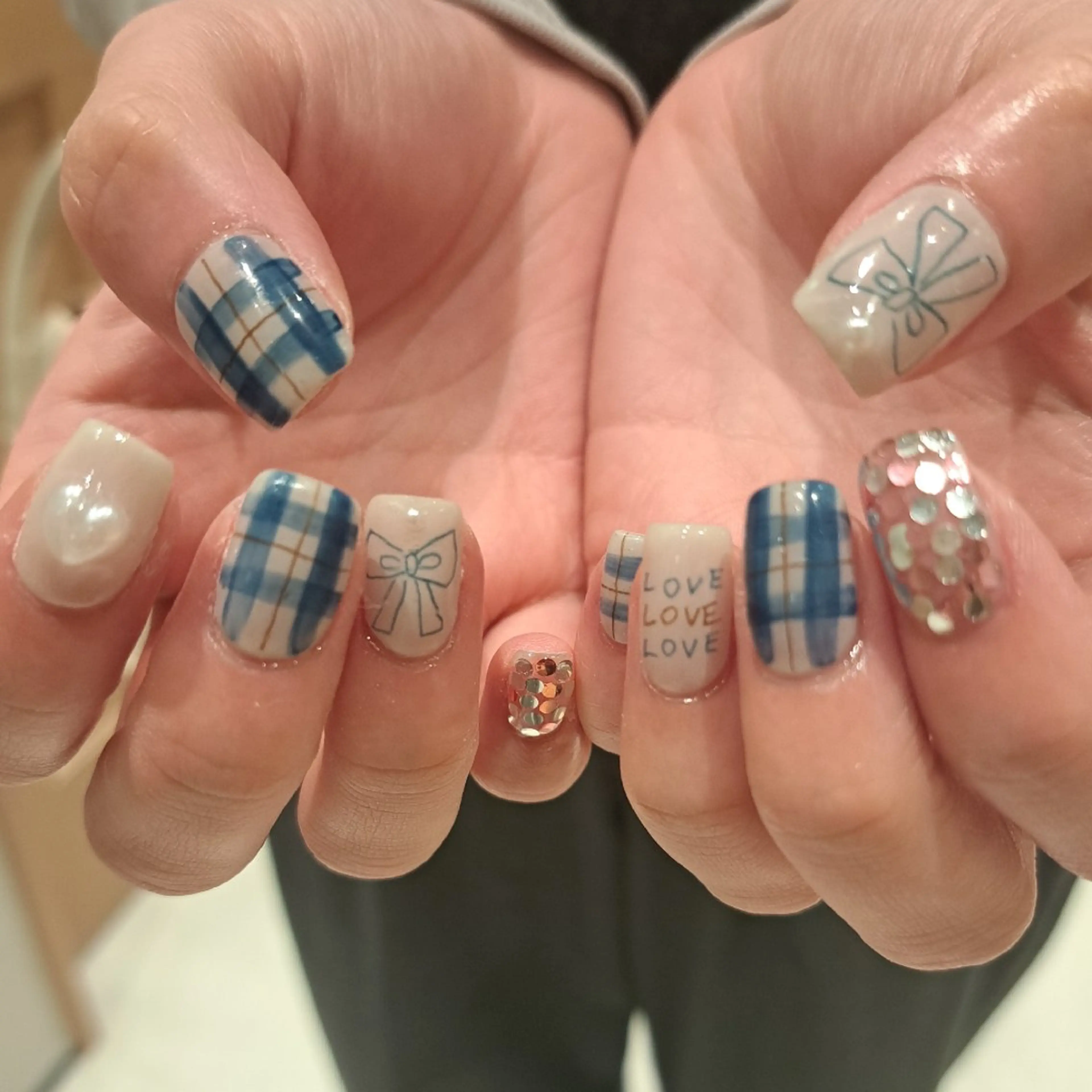 ネイル アートネイル ジェルネイル ホログラムネイル 持ち込み リボン ハンドネイル Nail mood デザイン持ち込みokのネイルデザイン