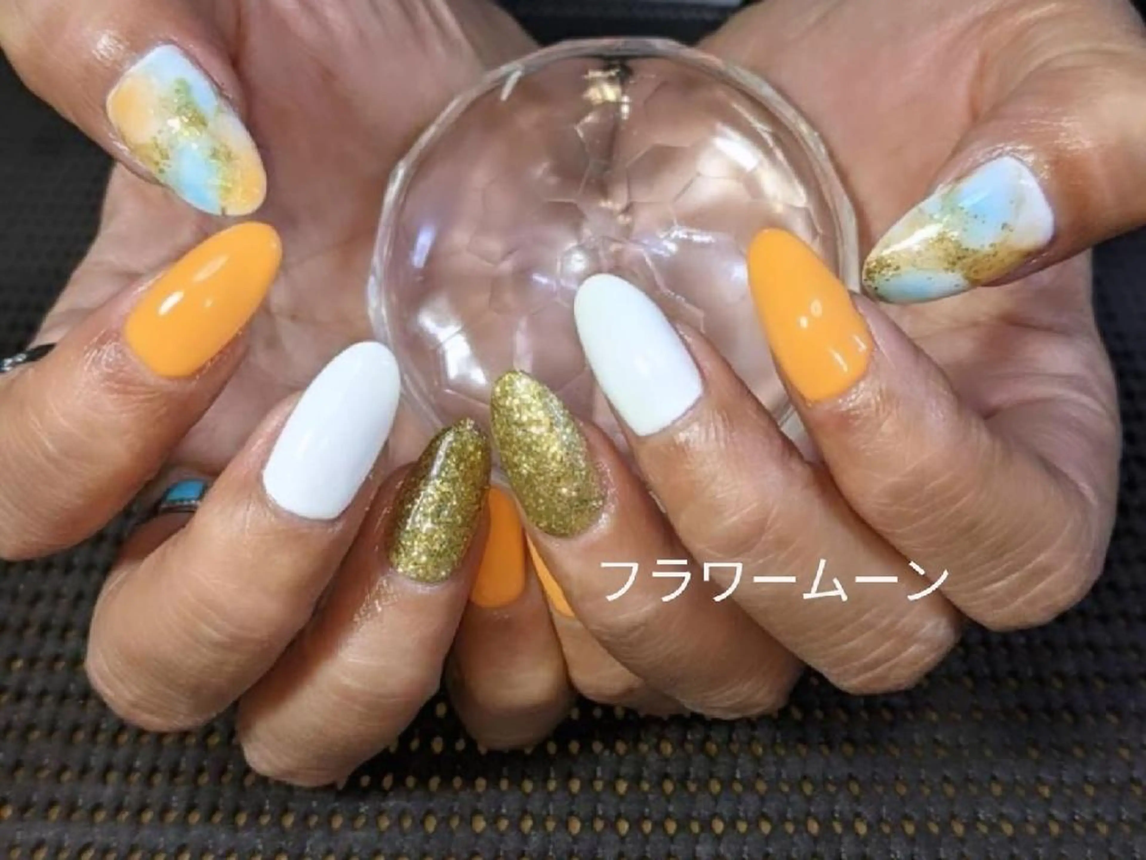 ネイル オレンジ ホワイト フラワー ムーンのネイルデザイン