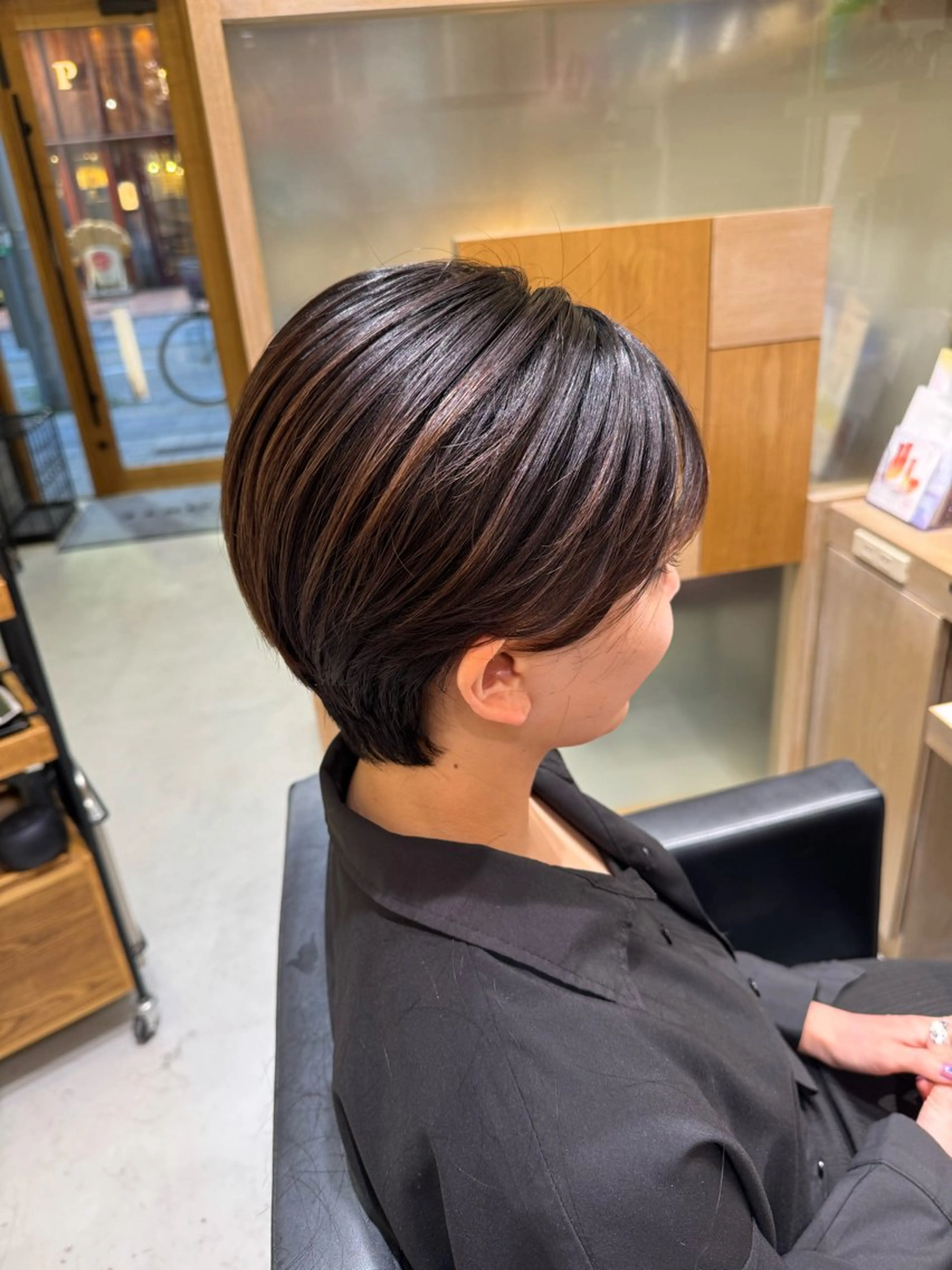 ショート ショートヘア レイヤー/顔周り/透 明感カラー/うる艶のヘアスタイル