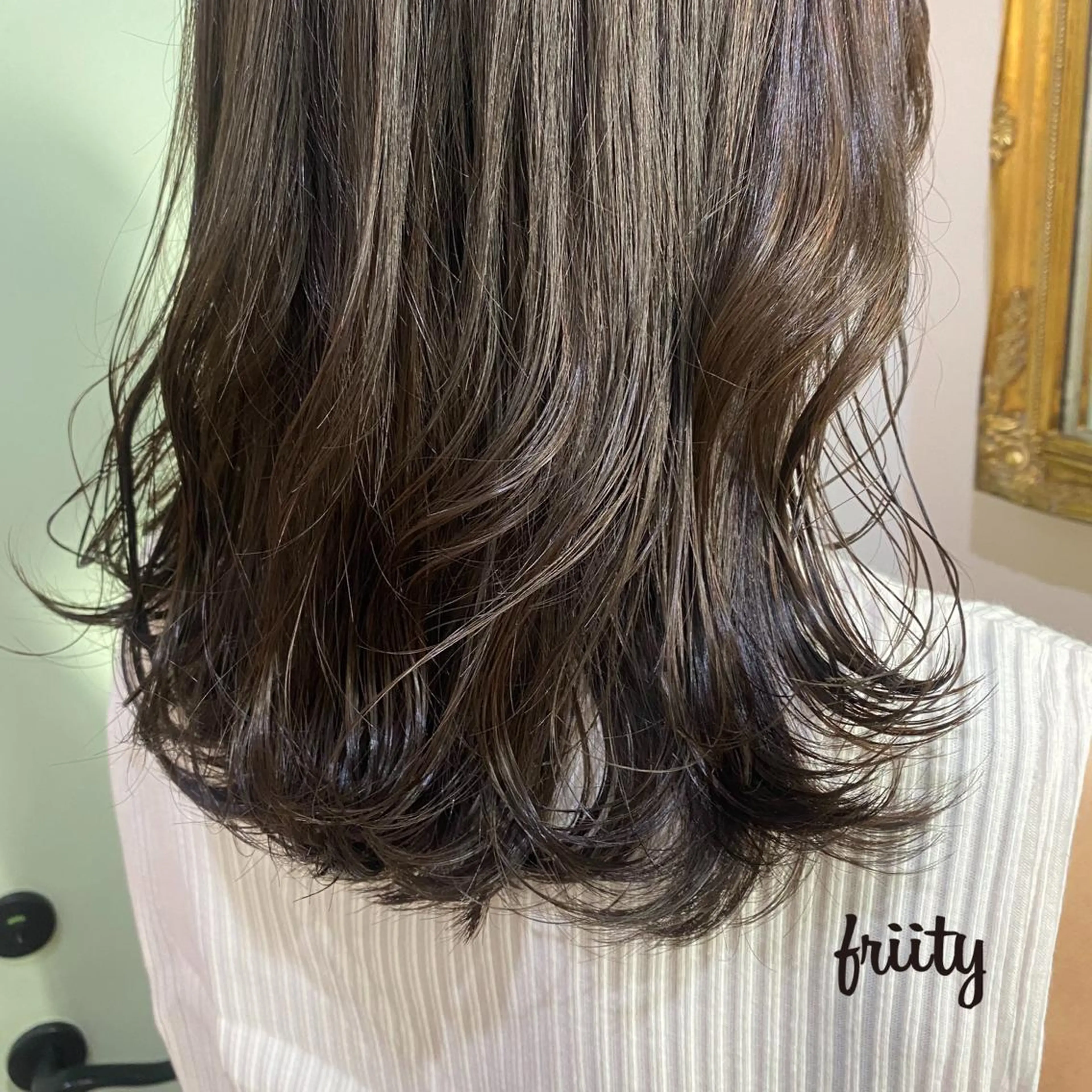 ミディアム カラー グレージュ オリーブグレージュ オリーブグレー 中司 莉菜のヘアスタイル