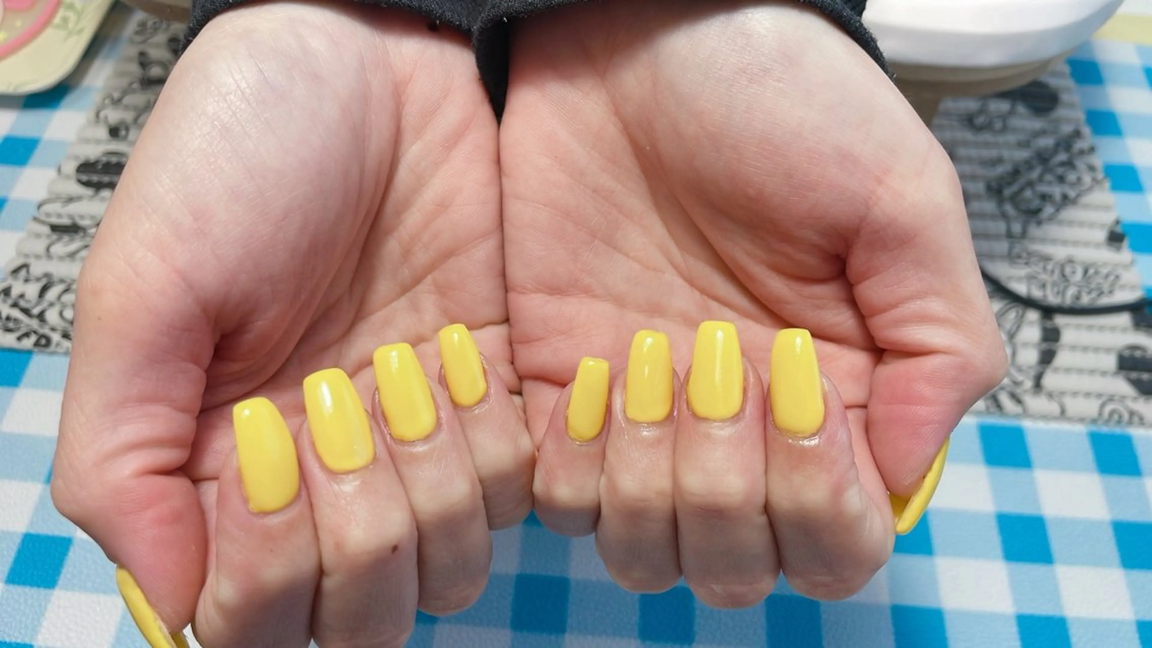 ネイル ワンカラーネイル 春ネイル 黄色 ハンドネイル 三原 麻佑のネイルデザイン