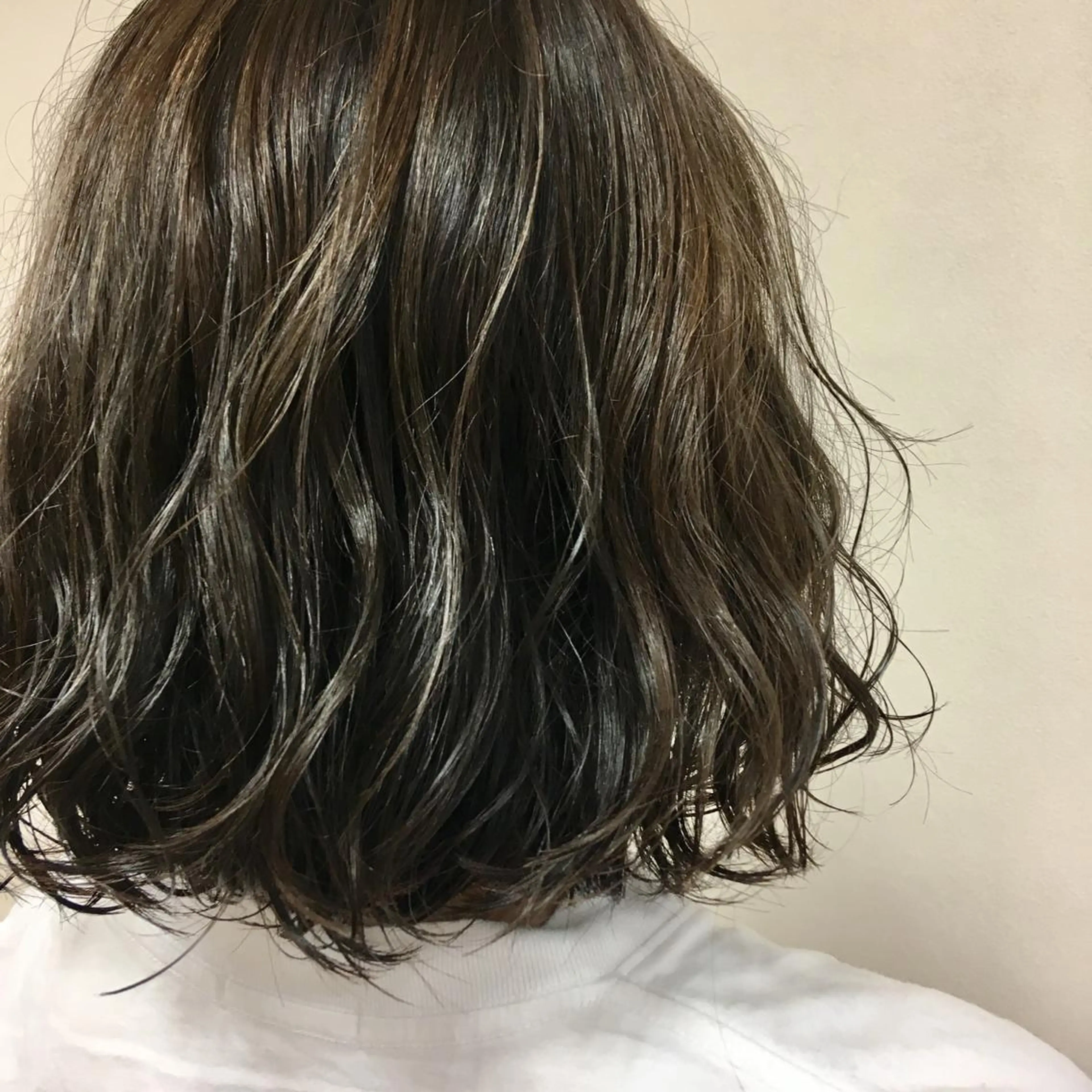 ミディアム カラー パーマ ミディアムパーマ アディクシーカラー アッシュ 透明感カラー 【Sweep】おじま のぞみのヘアスタイル