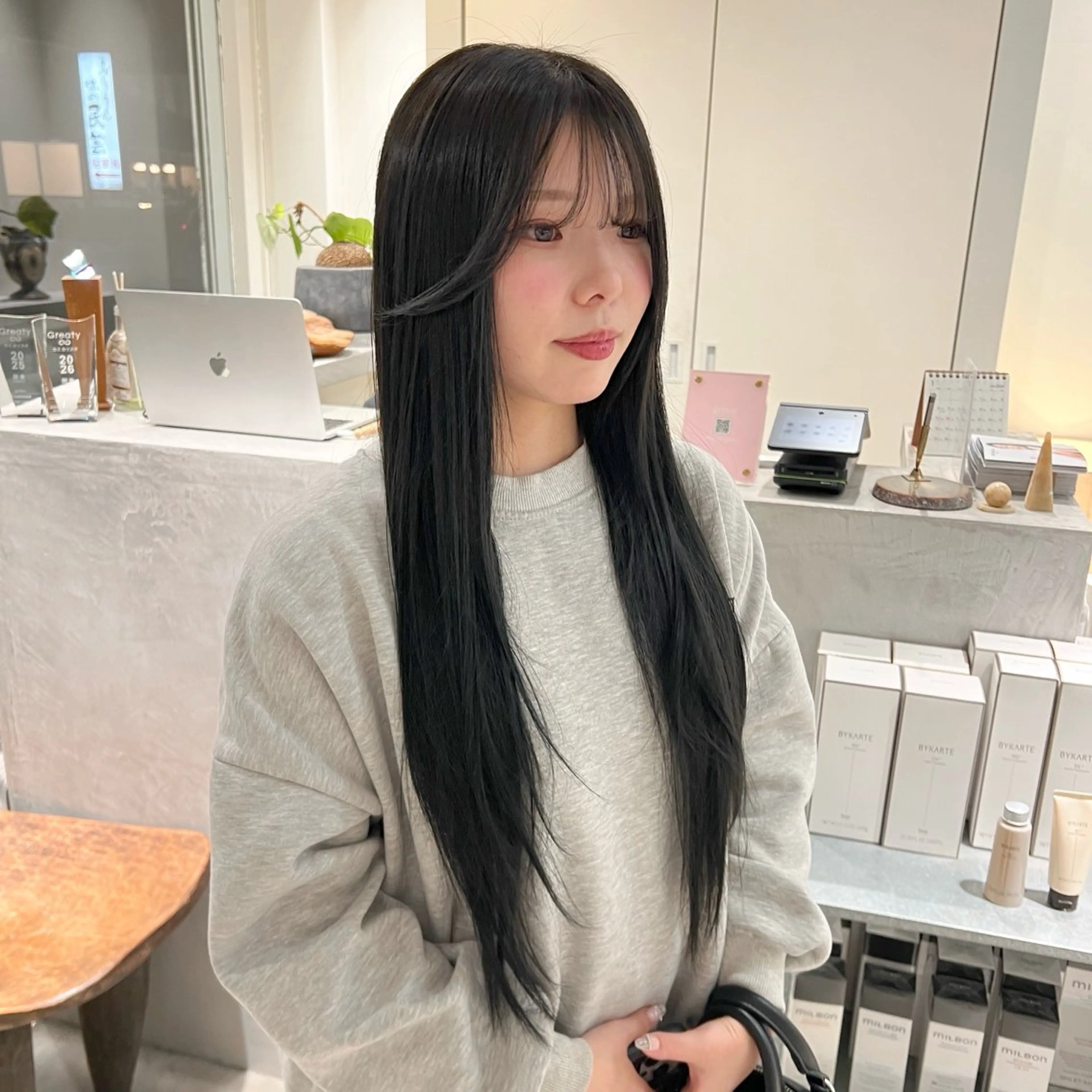 ロング カラー 黒髪 透明感カラー ヘアカラー 周東 芽依のヘアスタイル