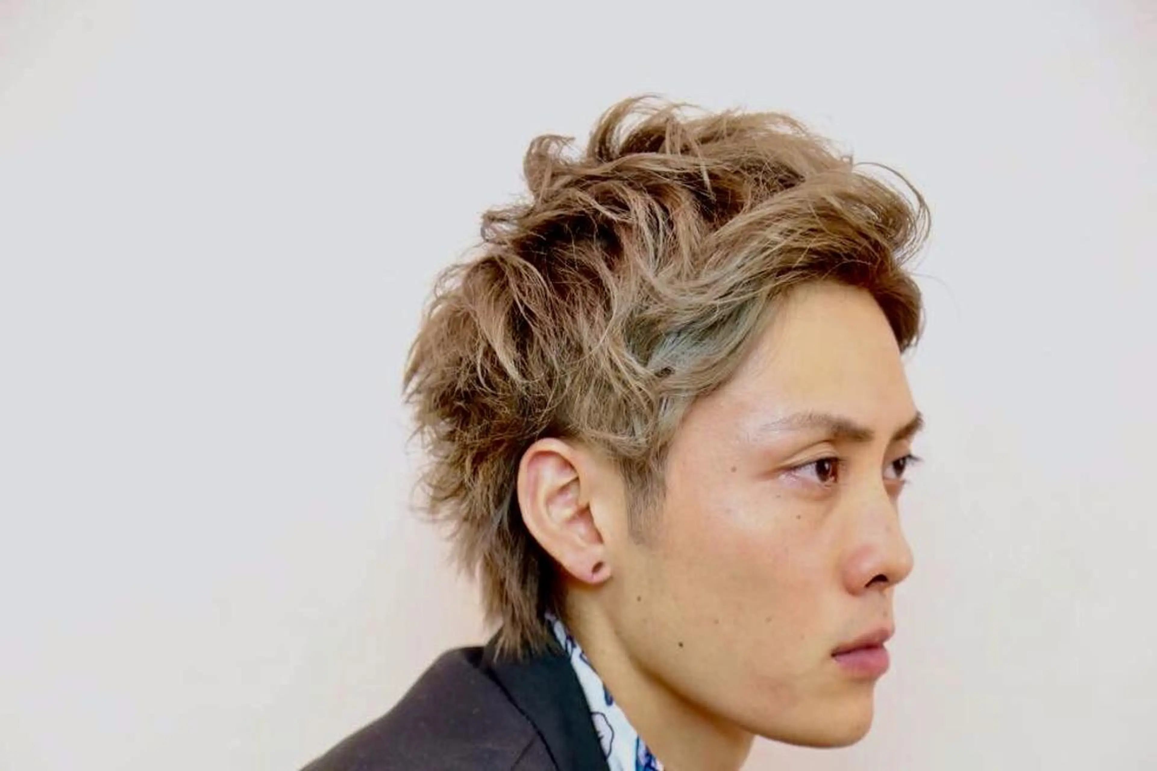 ショート カラー メンズ アップバング メンズハイトーン ベージュカラー ハイトーンカラー Vir by browのヘアスタイル