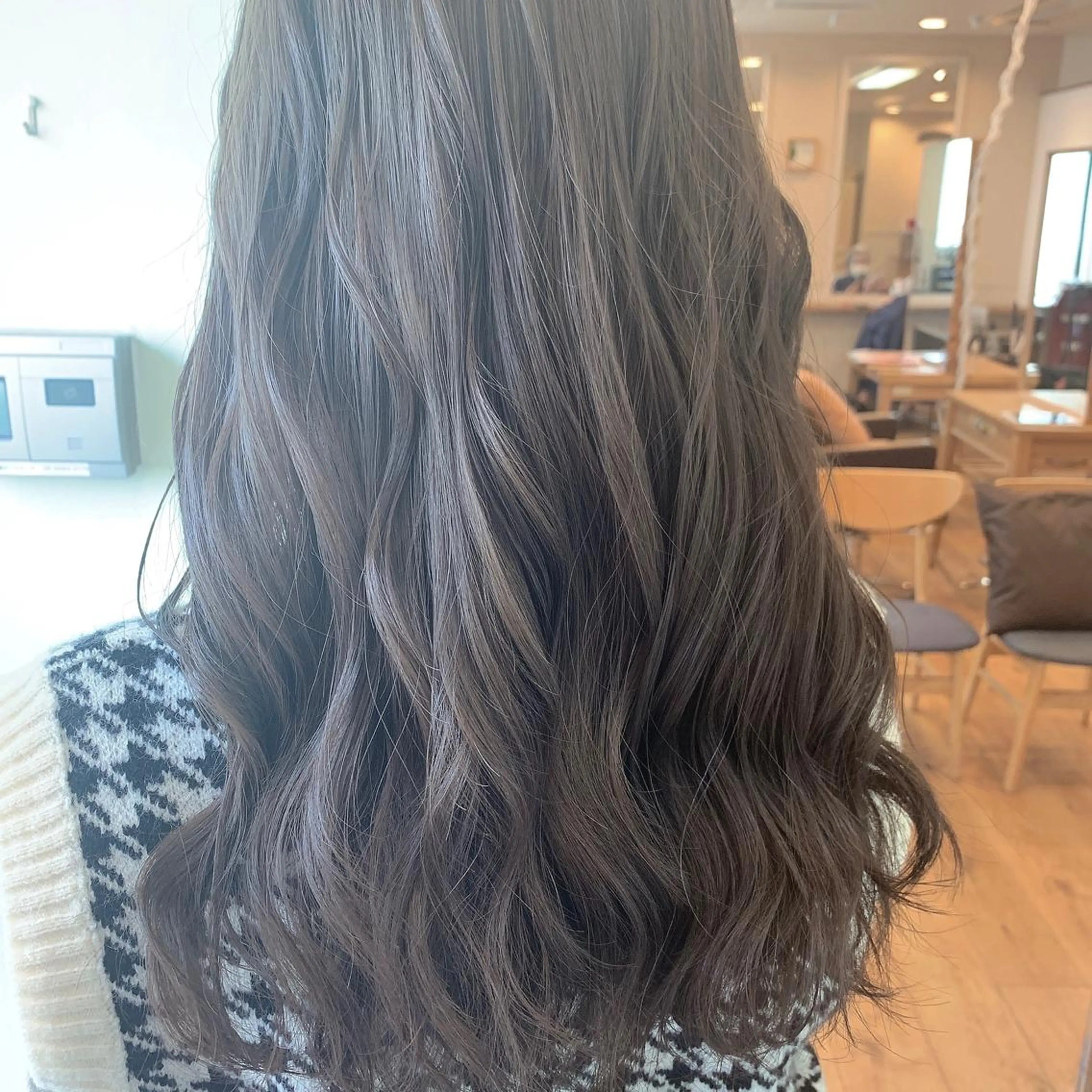 ロング カラー 透明感カラー ダークグレー ダークグレージュ グレージュ ヘアカラー トリートメント NUMBER_ ユイナのヘアスタイル