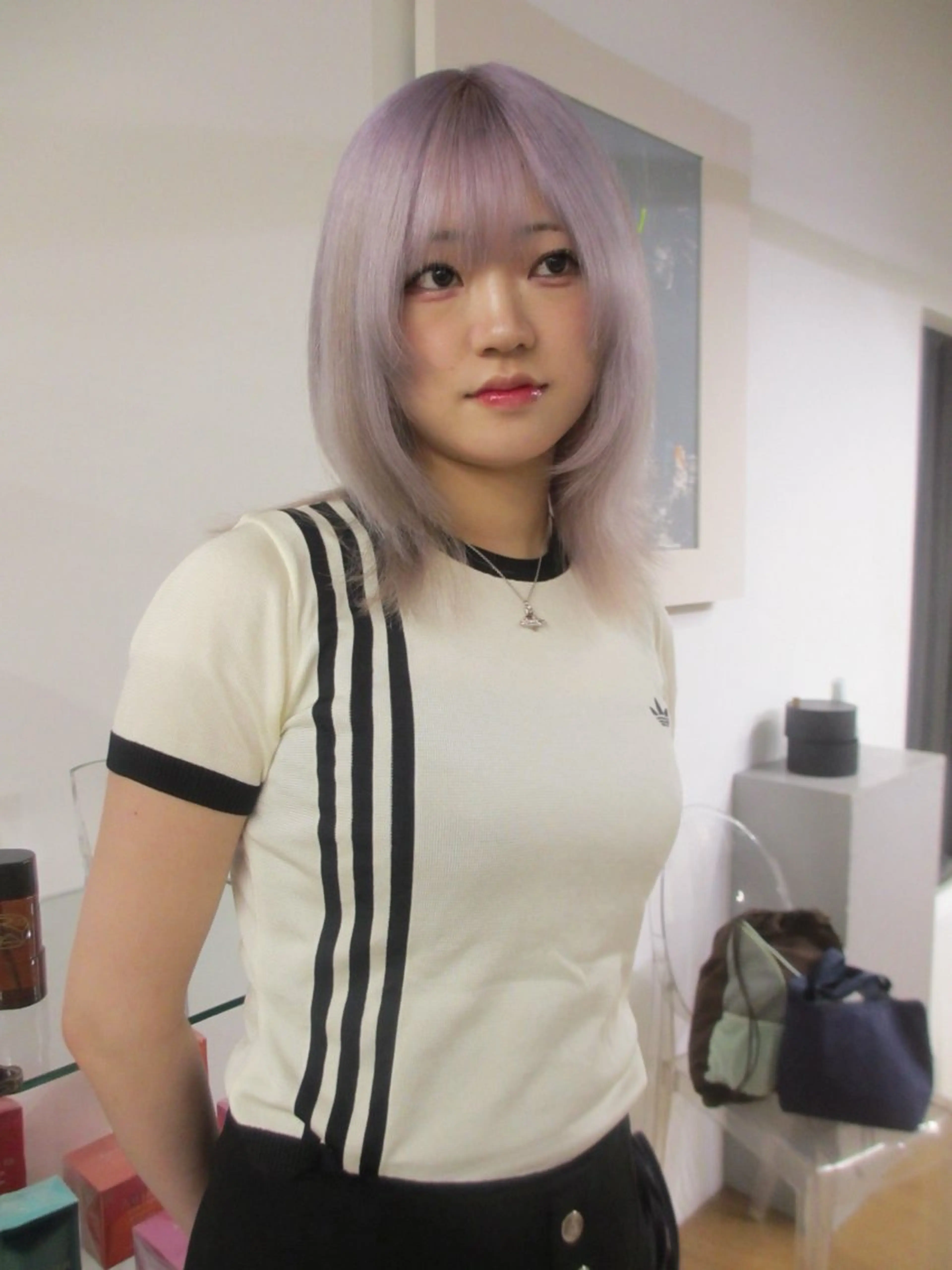 ミディアム カラー ラベンダーカラー シルバー shui/艶カラー ／柔らかストレートのヘアスタイル