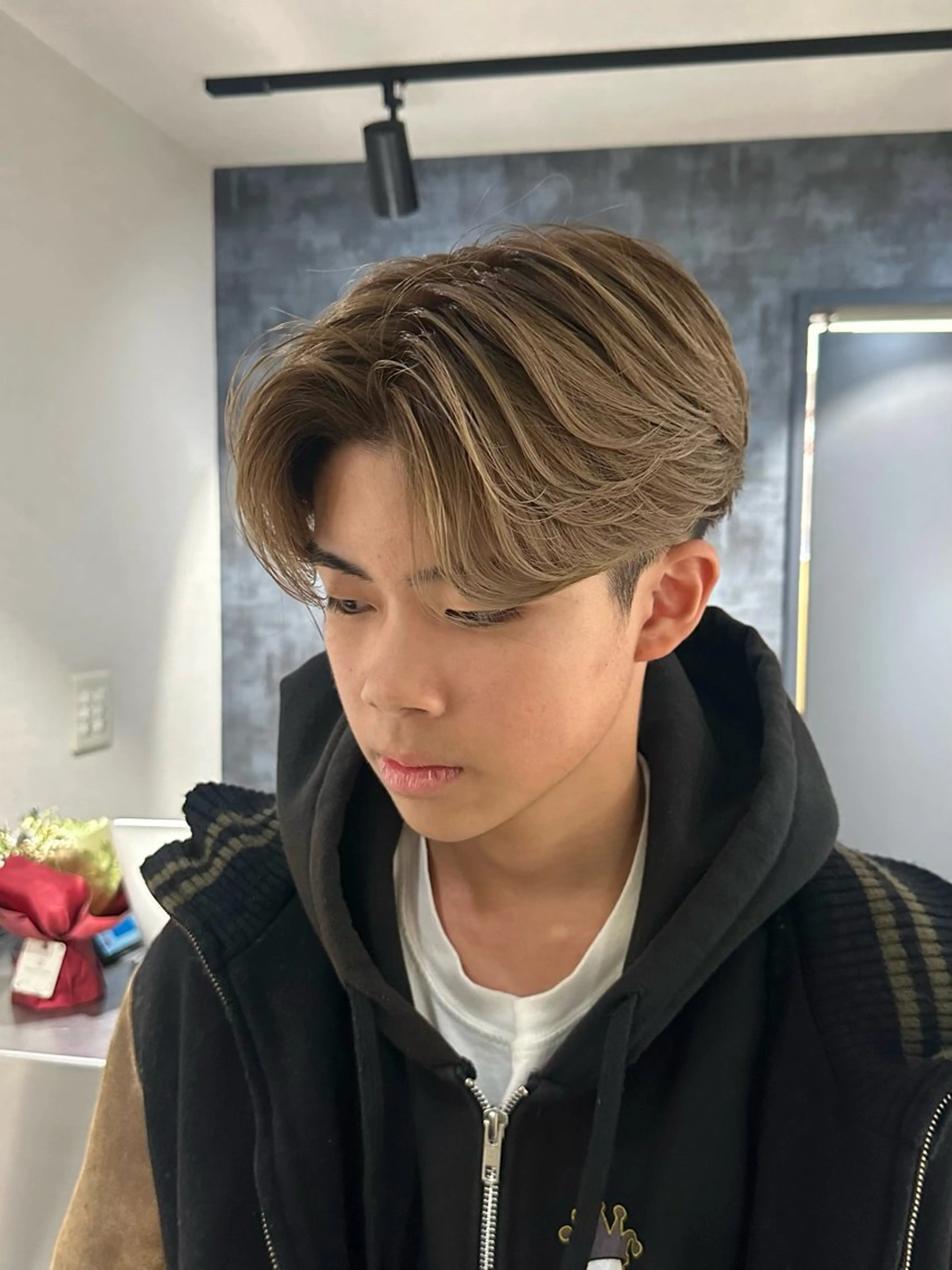 ミディアム カラー メンズ メンズバレイヤージュ バレイヤージュ レイヤーカット 💈原宿指名No.1 センターパート💈のヘアスタイル