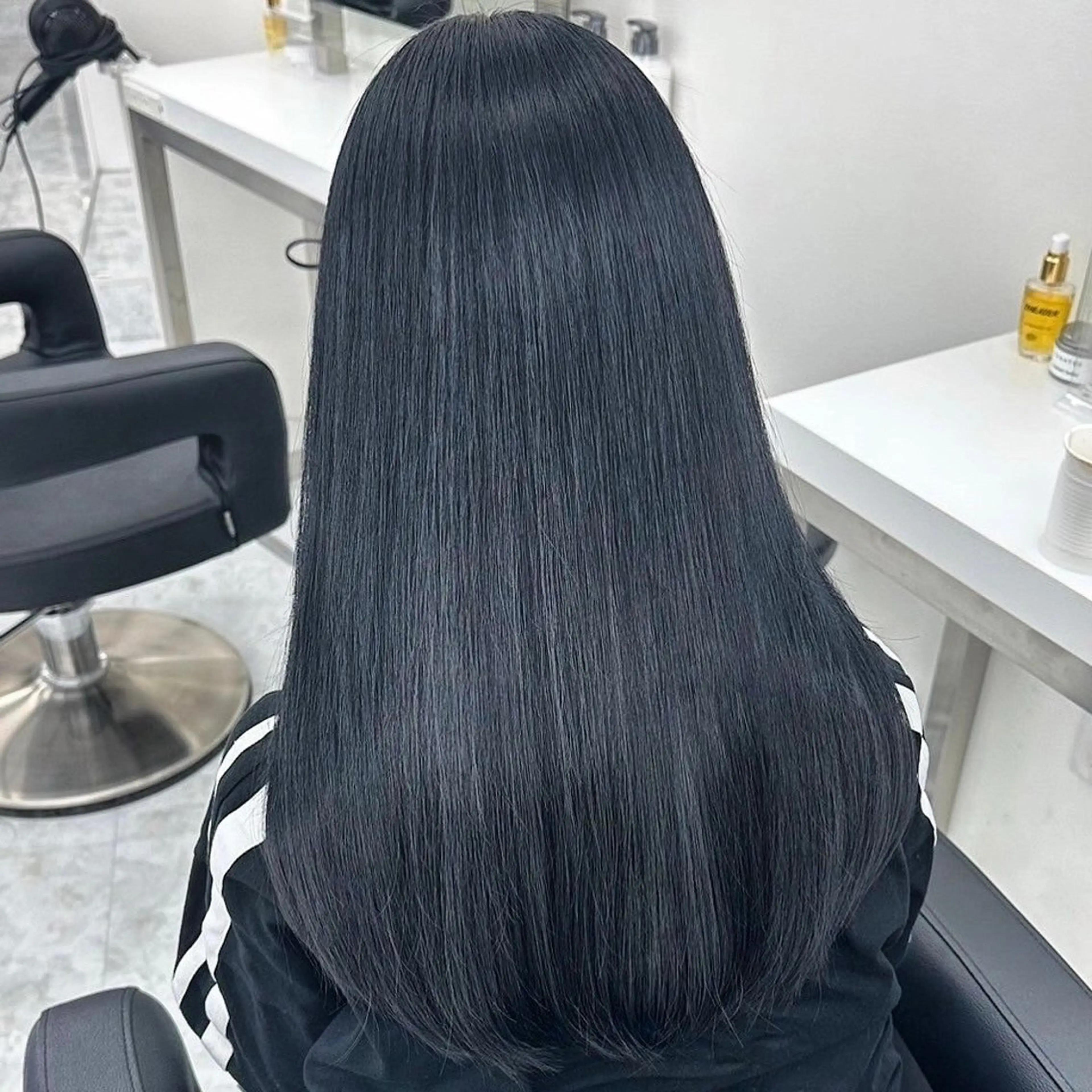 ロング カラー ヘアアレンジ 黒髪 ブルーカラー ブルーブラック 透明感カラー ブリーチ/ハイトーン /レイヤーのヘアスタイル