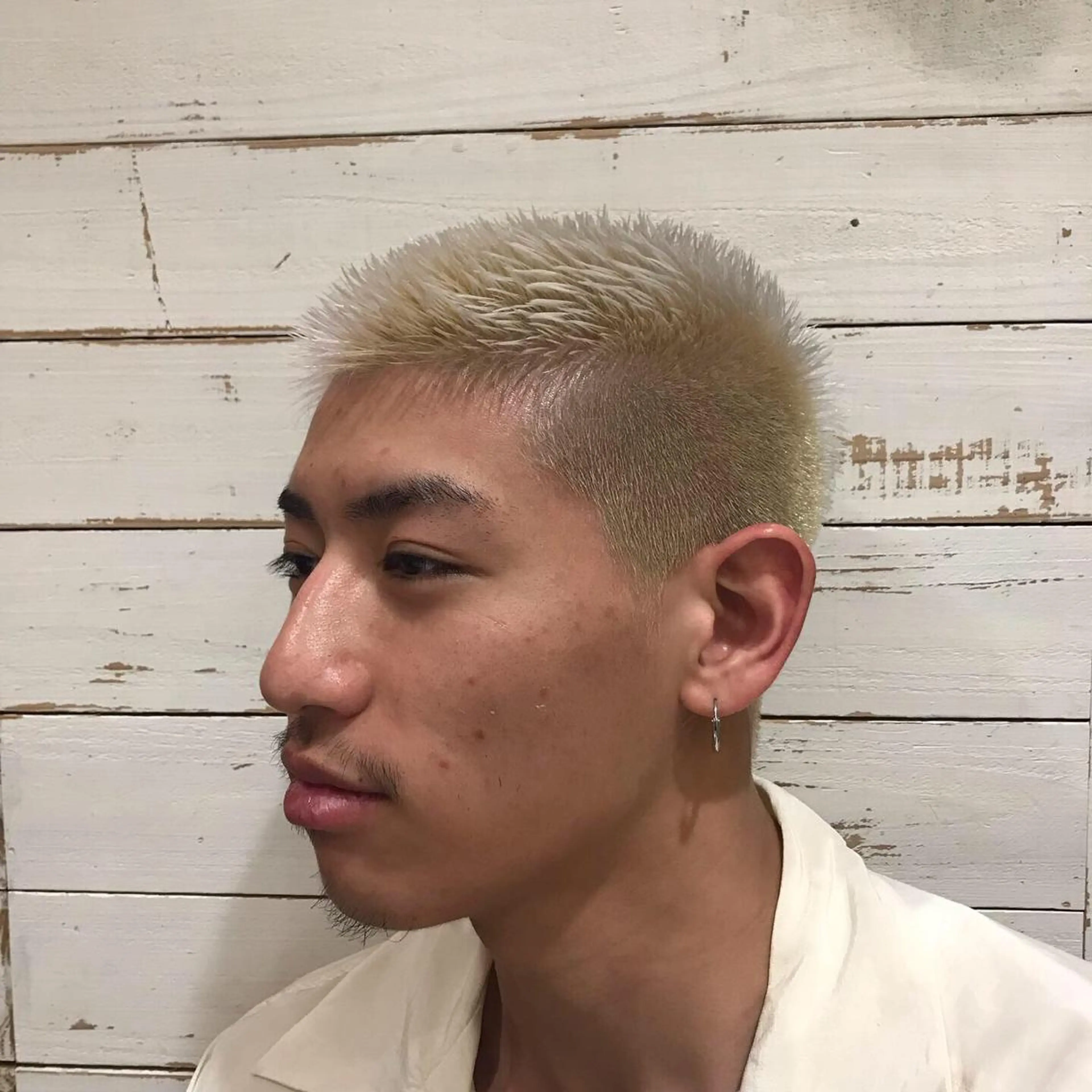 ショート メンズ メンズブリーチ ヘアカラー デザインカラーウルフ 宙也のヘアスタイル