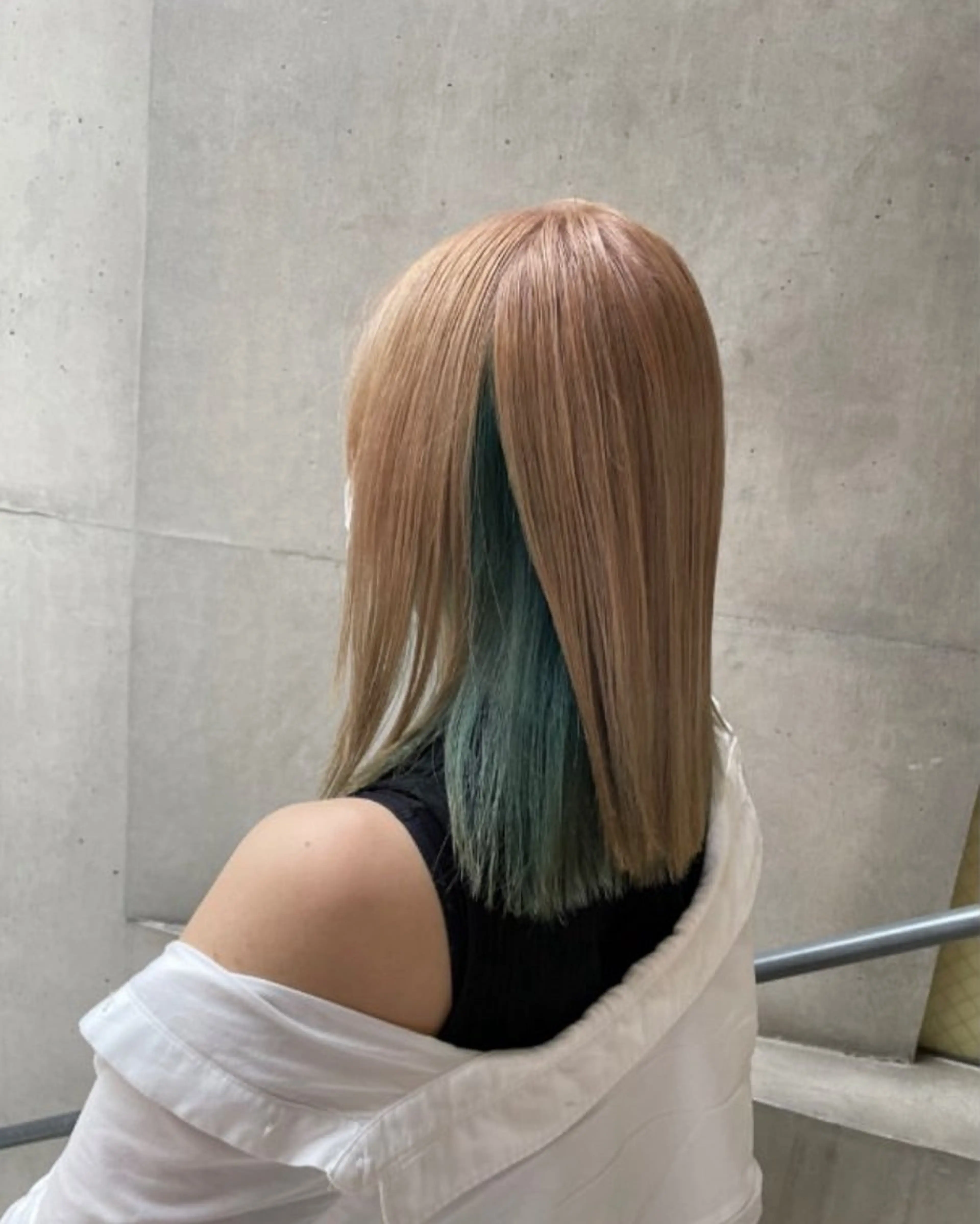 ロング カラー ベージュカラー エメラルドグリーン ハイトーンカラー ミルクティーベージュ 梅田/ミルクティー ベージュ sayaのヘアスタイル