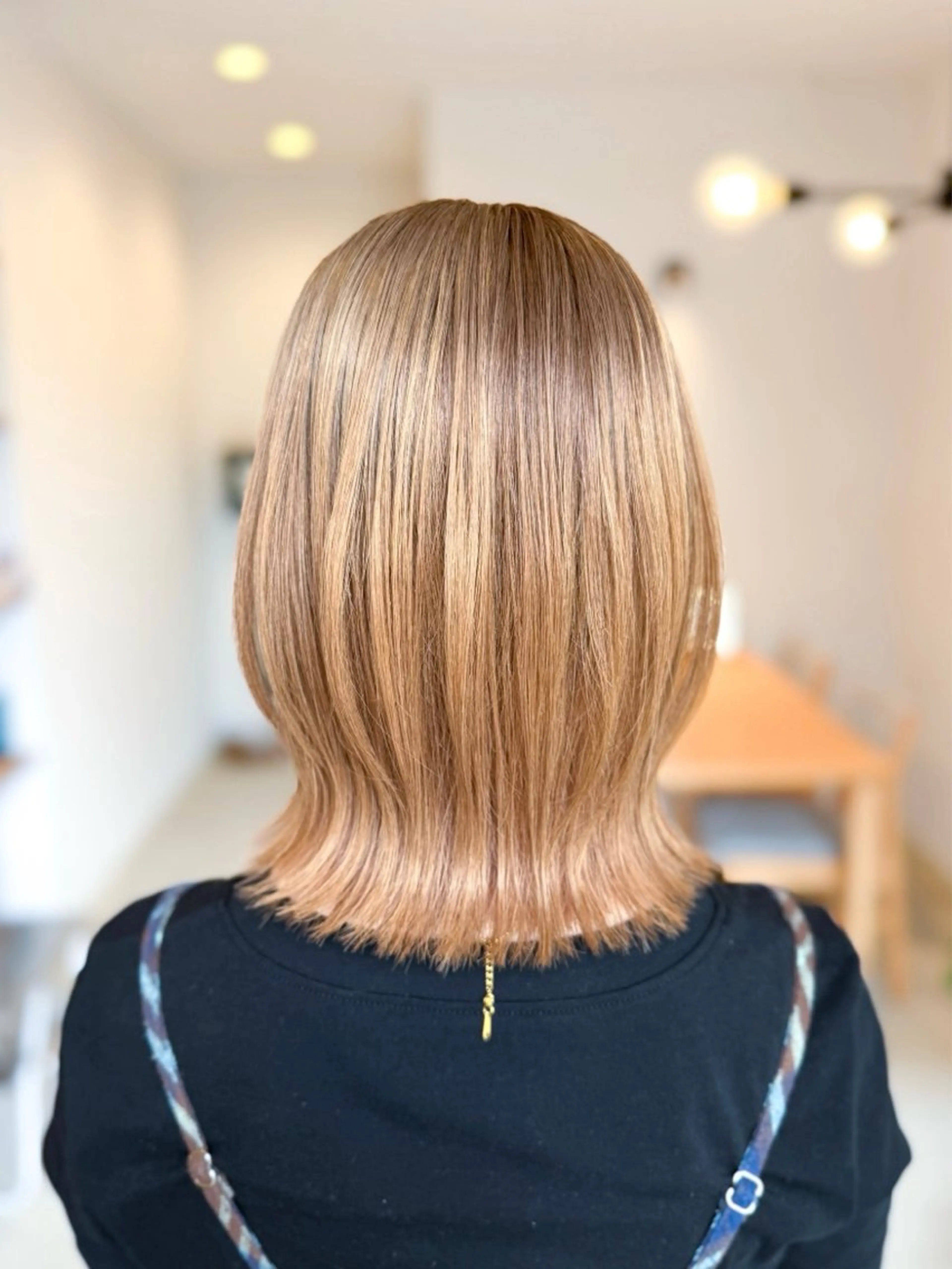 ミディアム カラー ベージュカラー ブリーチ ミルクティーベージュ ヘアカラー サイトウ ヒトミ 【メイヘア】のヘアスタイル