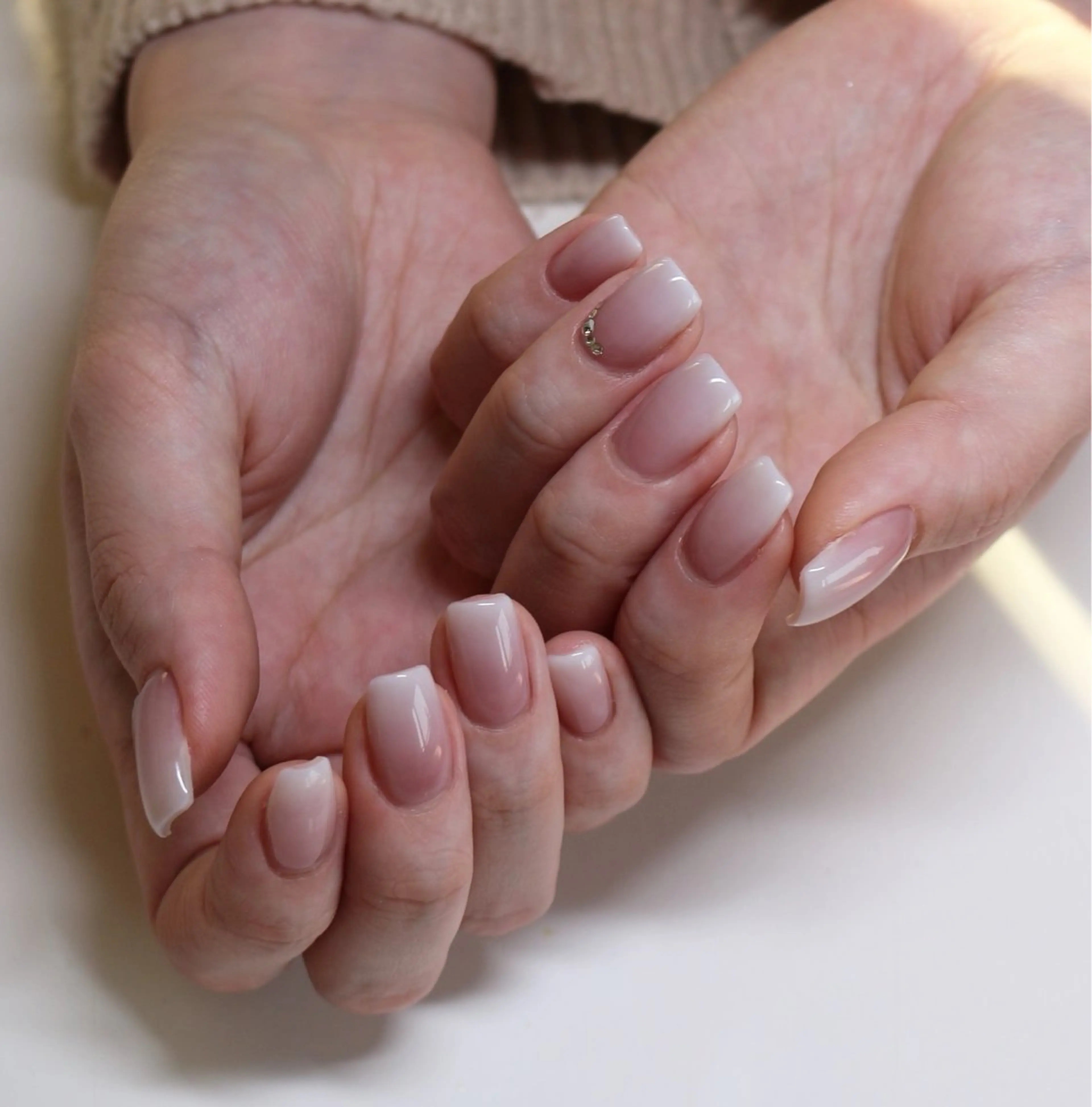 ネイル グラデーション 氷ネイル・うるうるネイル オフィスネイル ピンク シンプルネイル ハンドネイル Baku Nailsのネイルデザイン