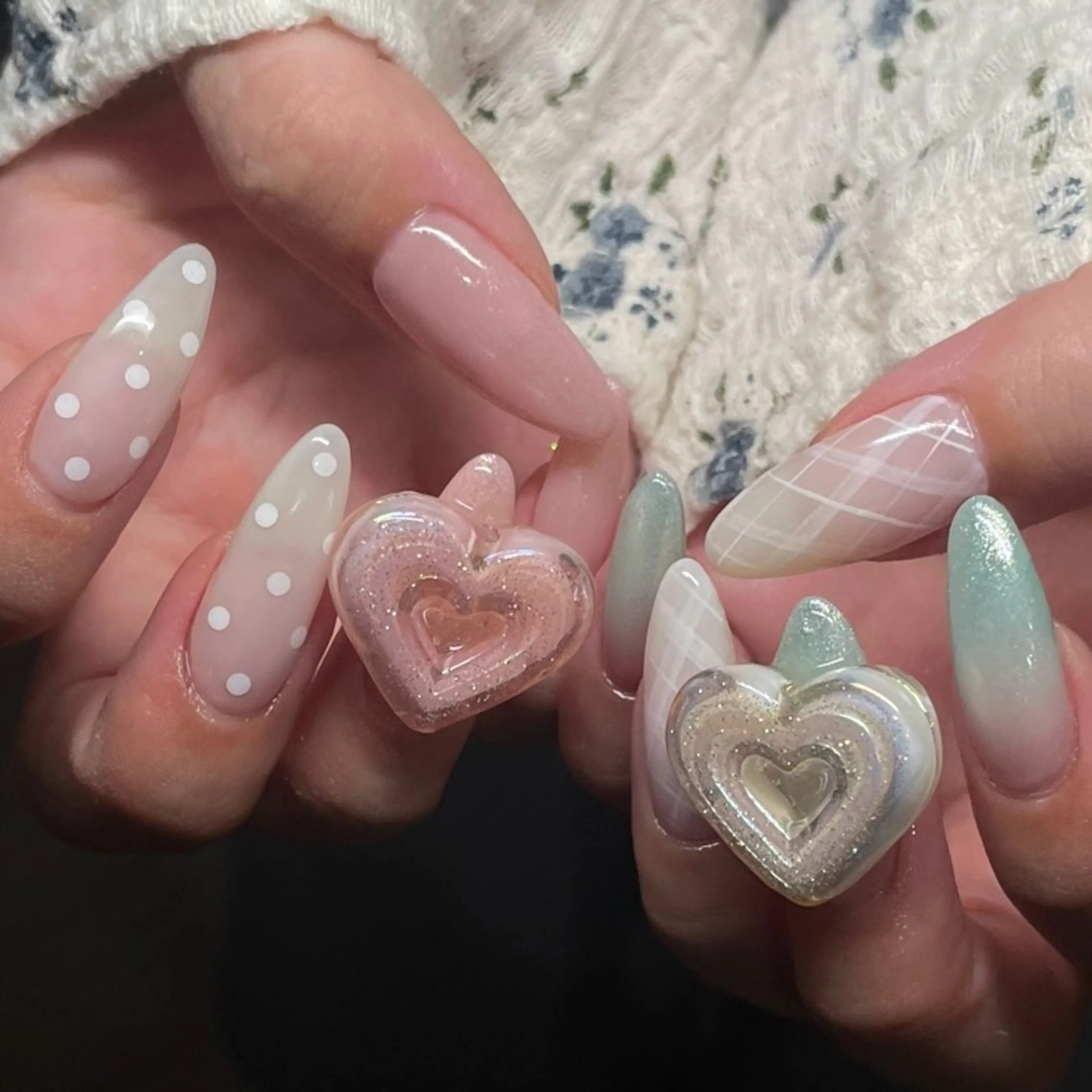 ネイル アートネイル ドット ガーリー ハート 🦋hana / nail / AOのネイルデザイン