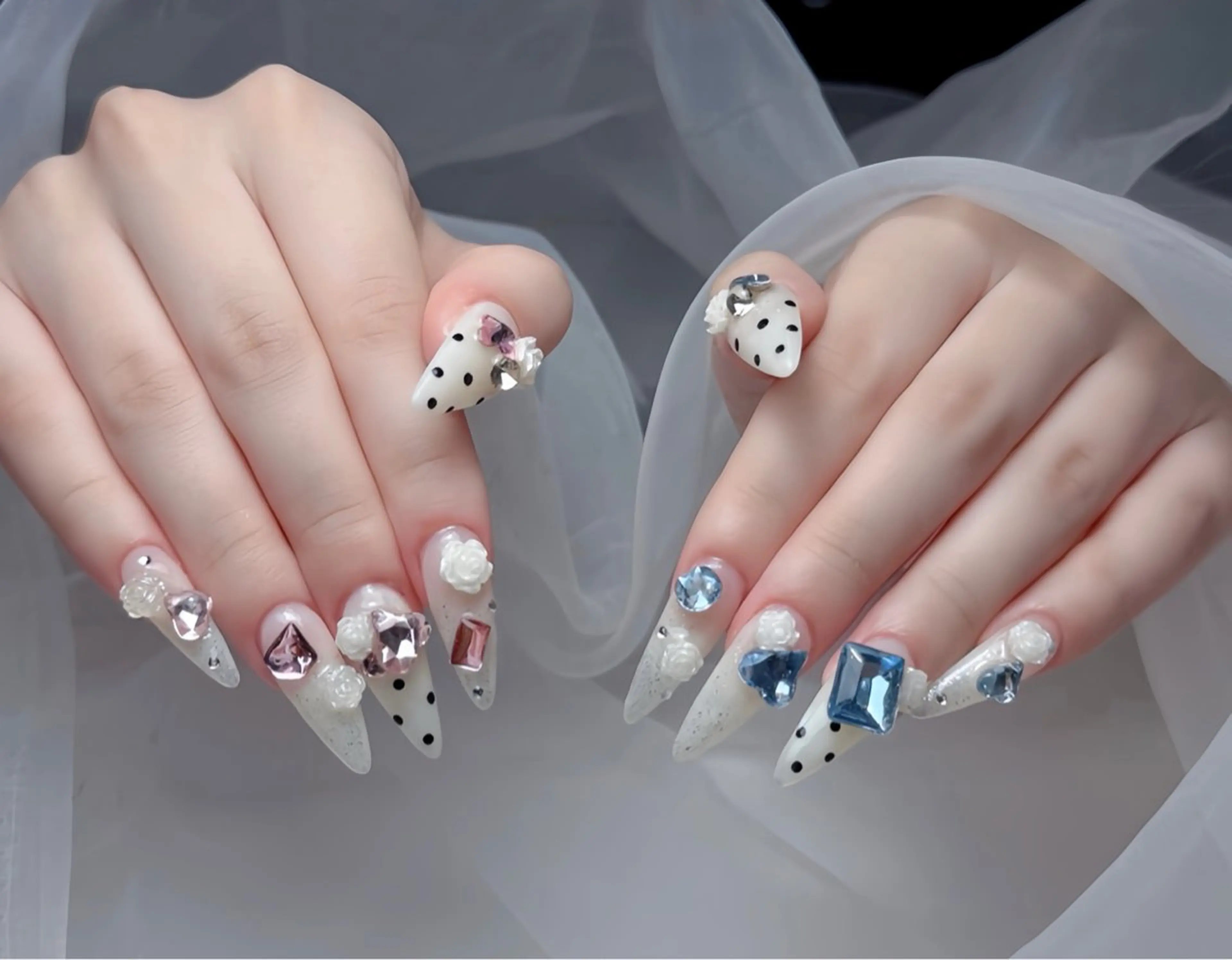 ネイル オーロラネイル ブラウン フラッシュネイル フラワーネイル ハート ハンドネイル Rin Nail 新大久保店のネイルデザイン