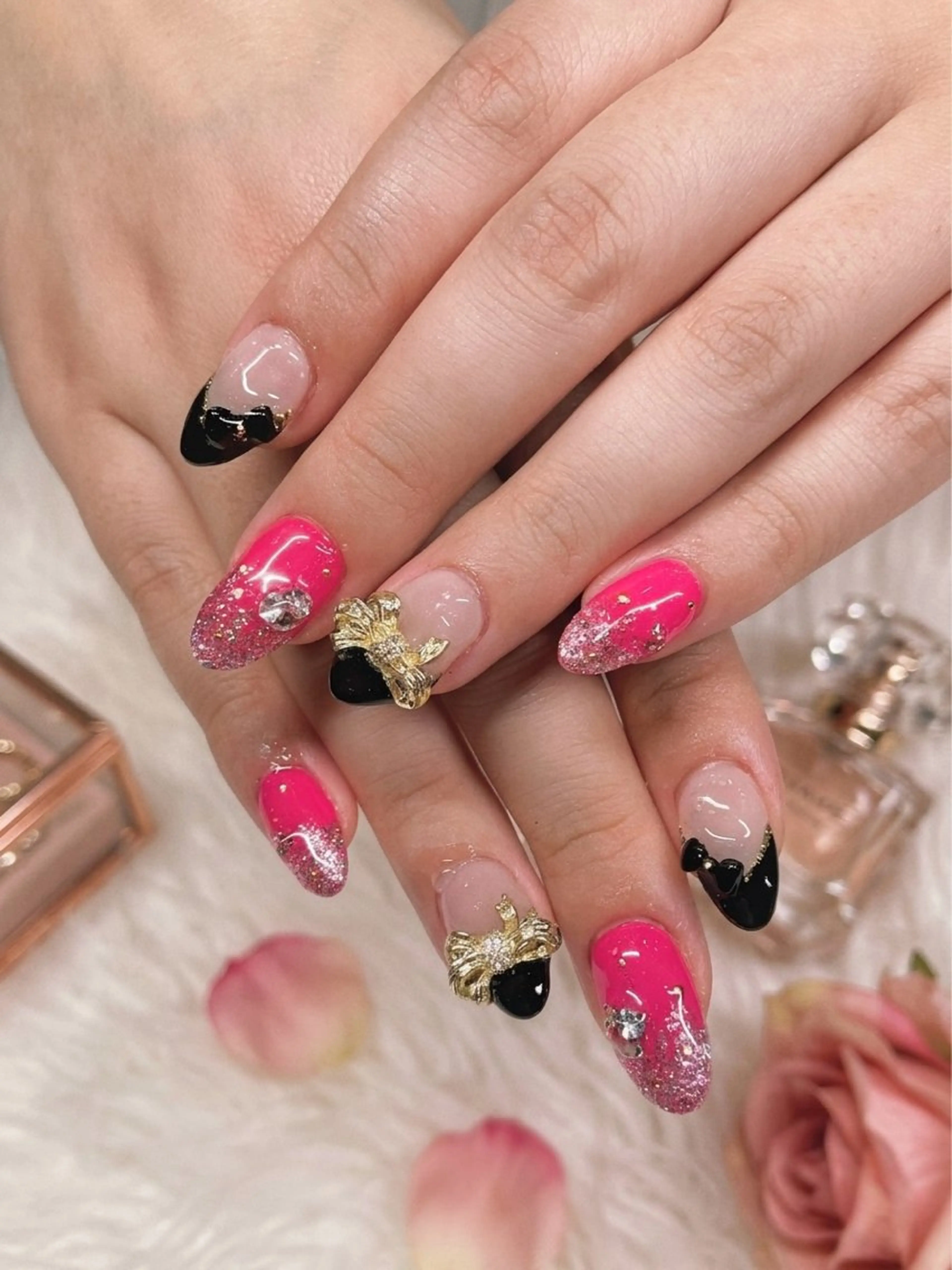 ネイル フレンチネイル ゴールド キラキラネイル ピンク リボン ハンドネイル TUNEHA堂 (チュネハドウ)のネイルデザイン