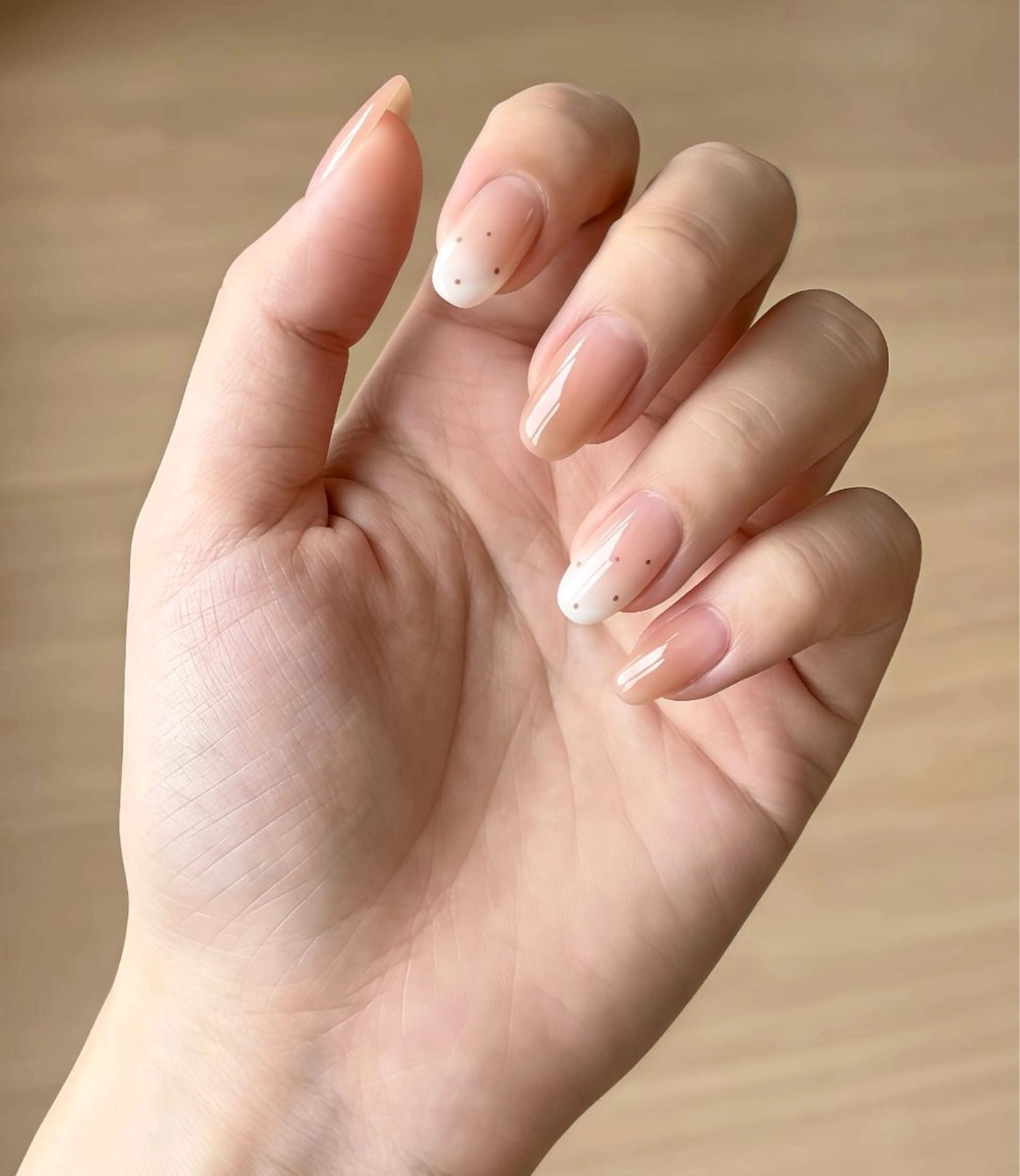 ネイル ブラウン ドット グラデーション ホワイト ウ ラナのネイルデザイン