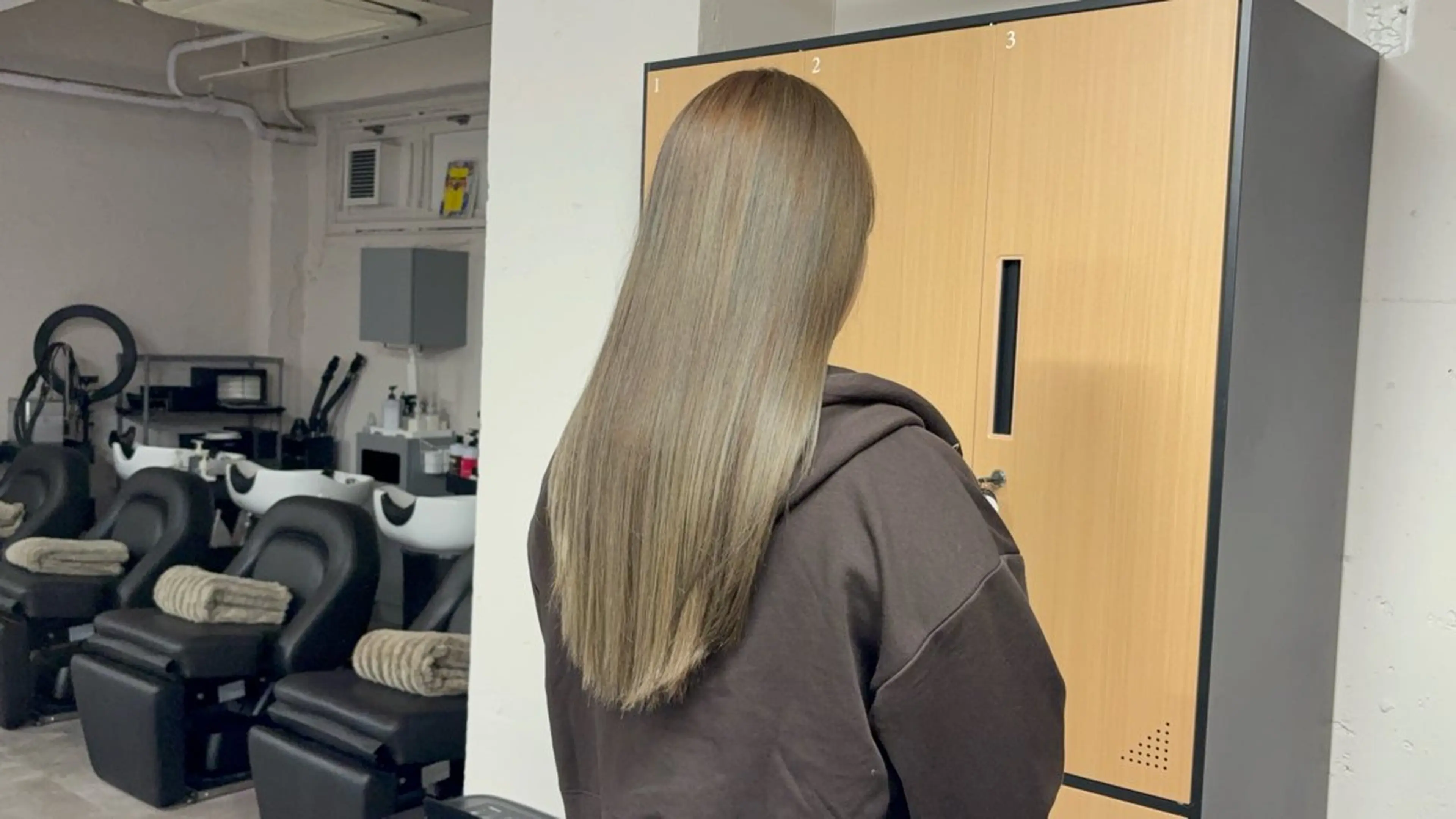 ロング カット ヘアカラー tokute 中野真咲🐺のヘアスタイル