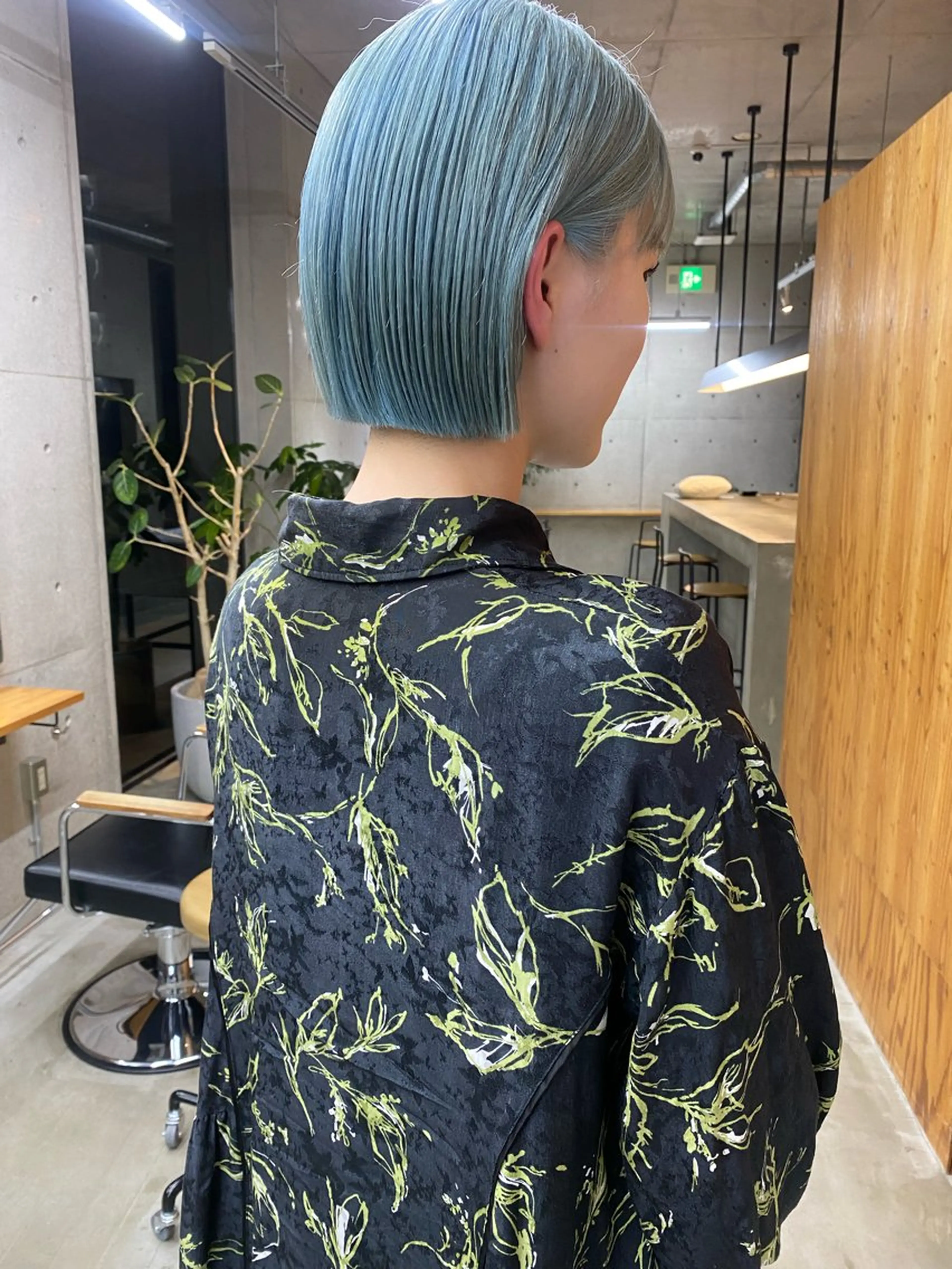 ショート カラー ヘアアレンジ 切りっぱなしボブ ブリーチ ブルーカラー ボブ ヘアカラー son hair HIROEのヘアスタイル