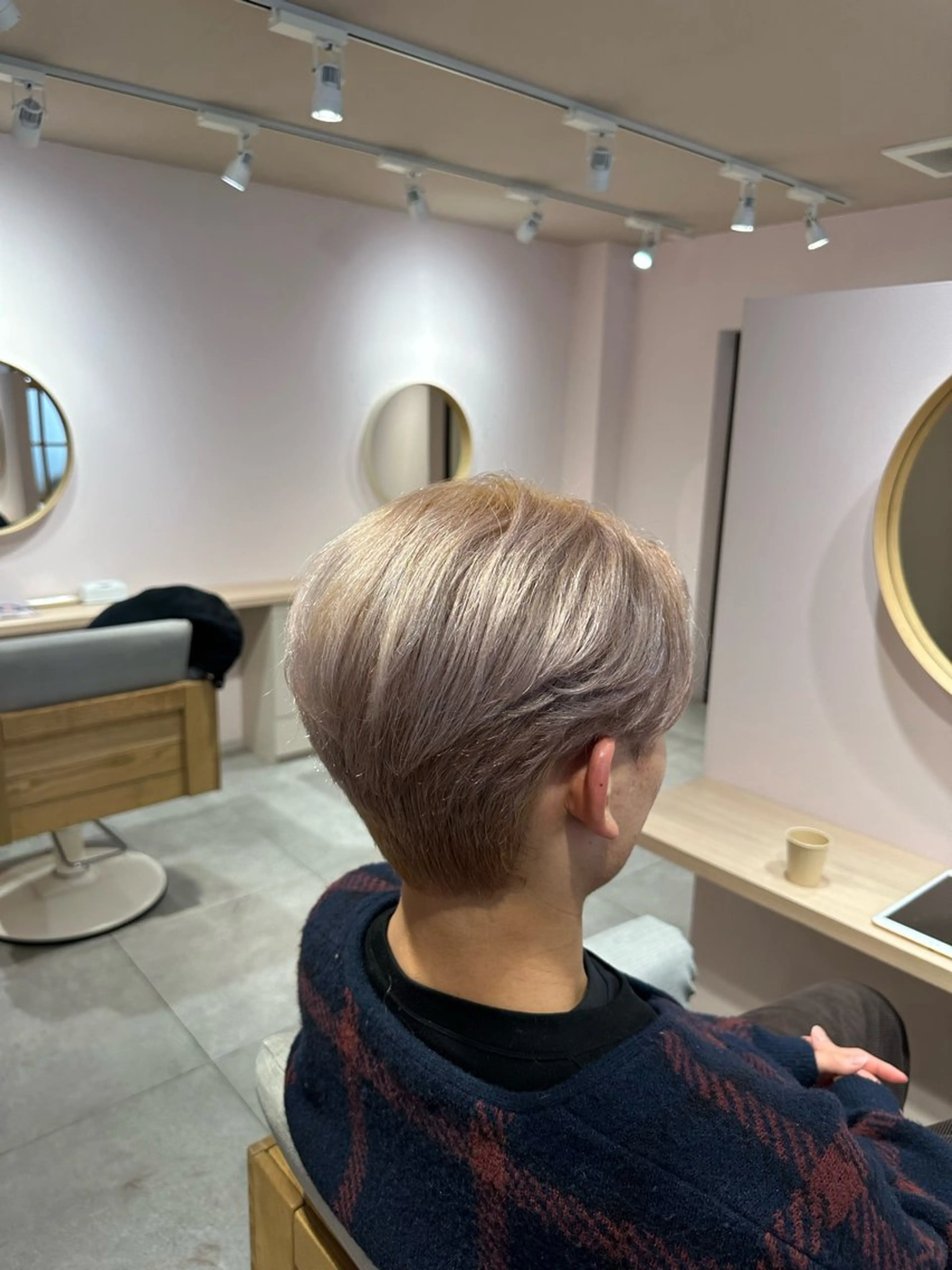 カラー ベージュカラー ダブルカラー ミルクティーベージュ 芝智也／ ブリーチカラーのヘアスタイル