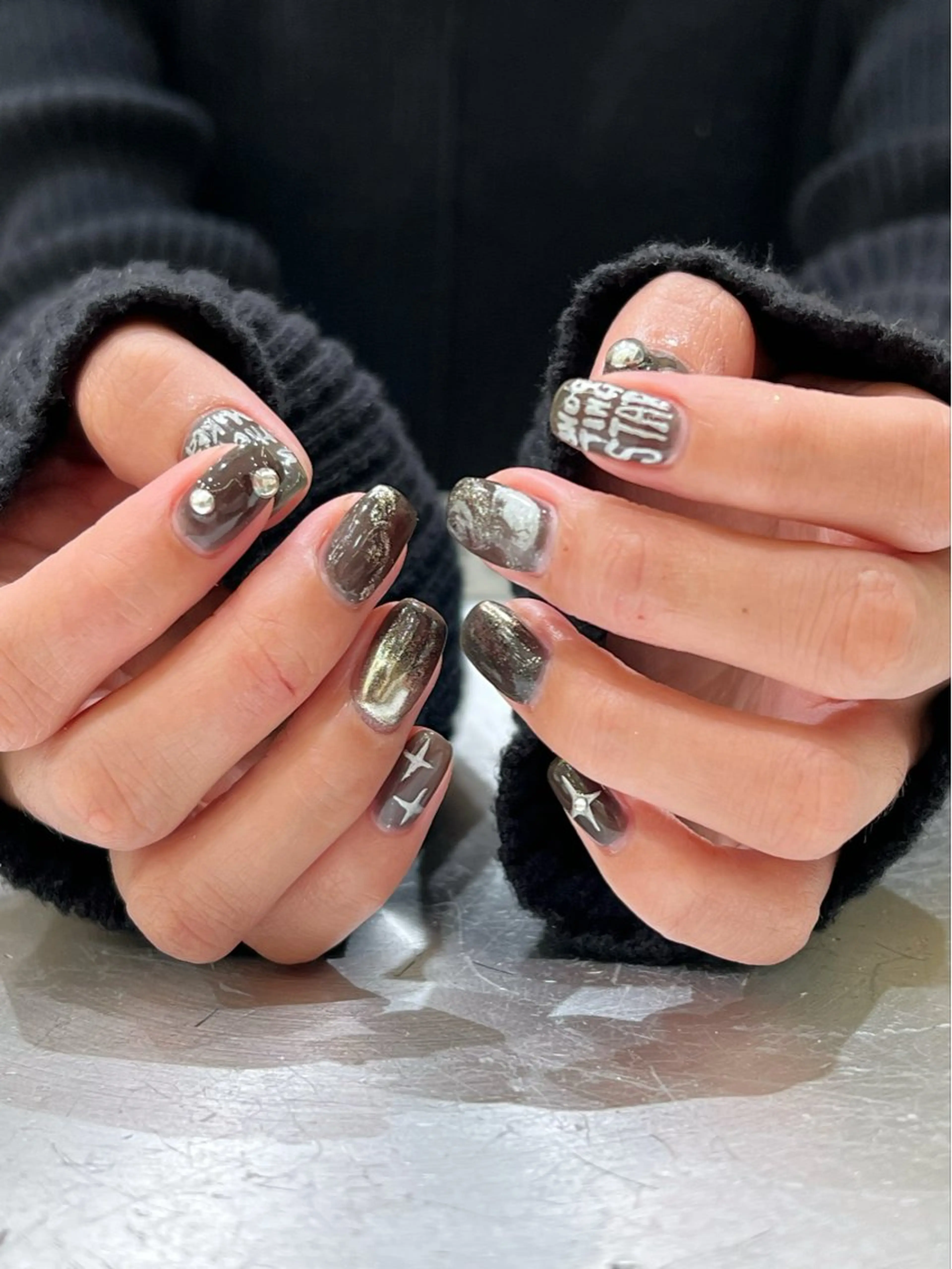 ネイル ニュアンスネイル シルバー ハンドネイル レディースパーマ 🧺🪽/SHUNOのヘアスタイル