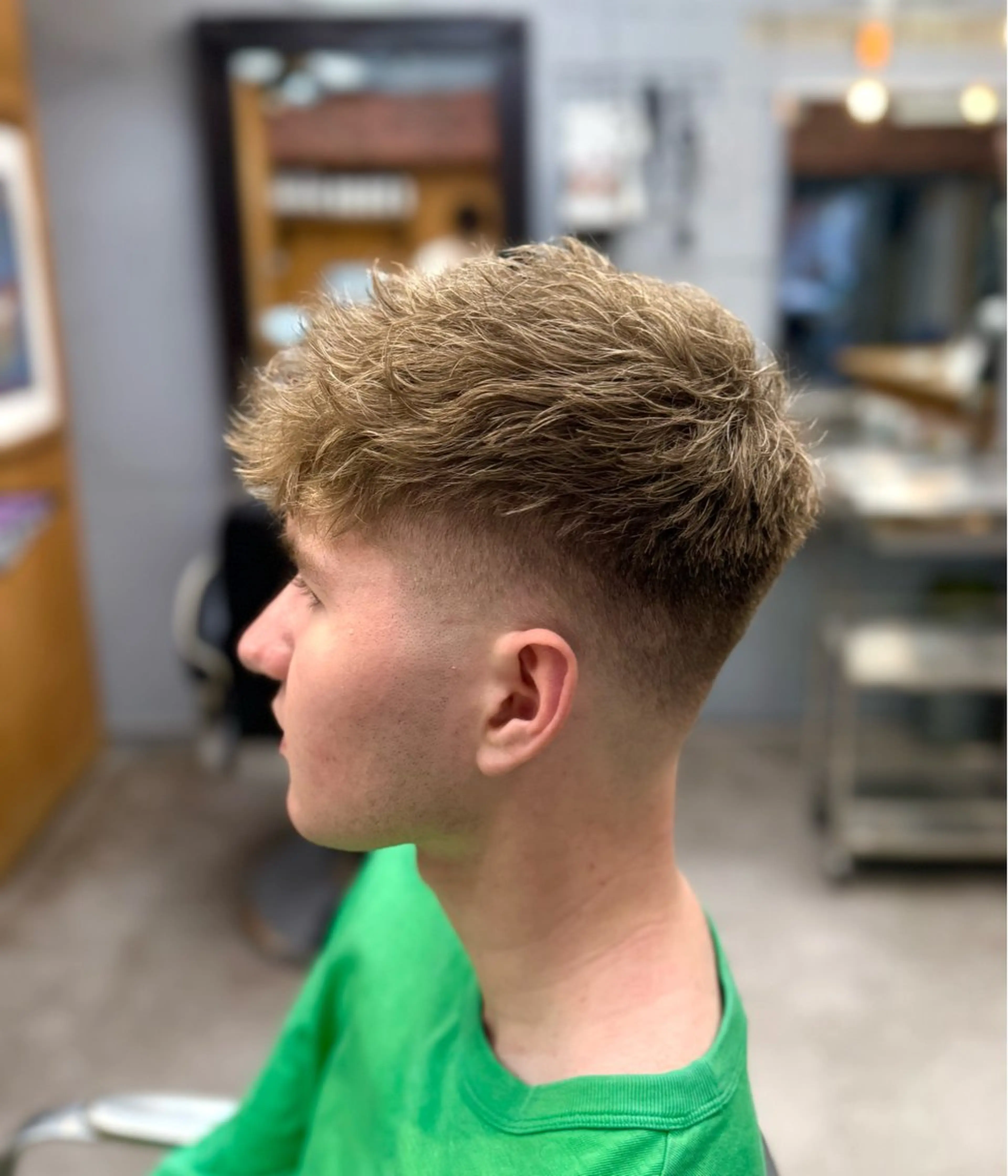 ショート カラー パーマ メンズ フェードカット ショートヘア カット メンズパーマカット ブリーチ渋谷トモヤのヘアスタイル