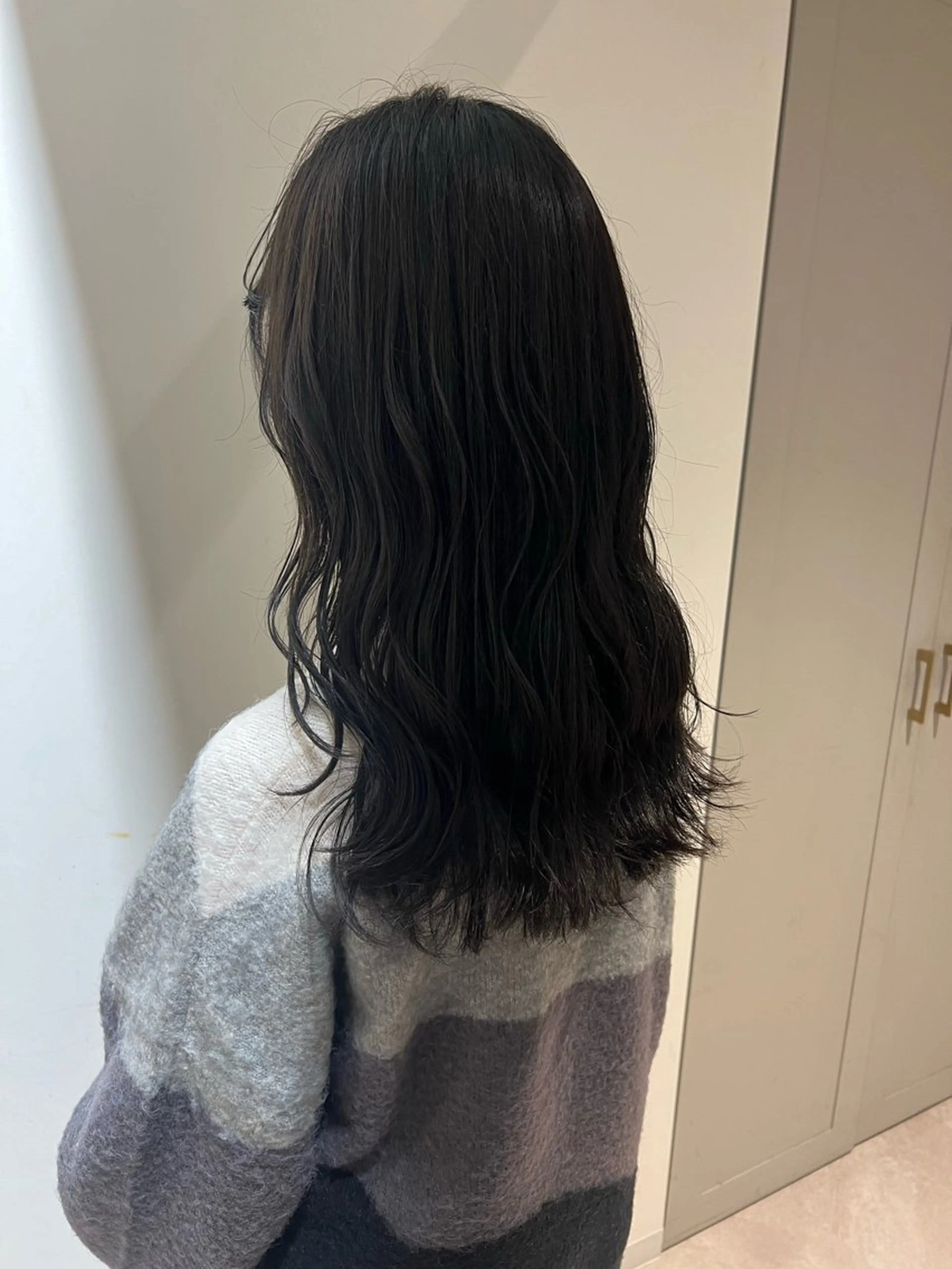 セミロング カラー ヘアアレンジ ベージュカラー ダークグレー 暗髪カラー🫐パーマ おくだりんかのヘアスタイル