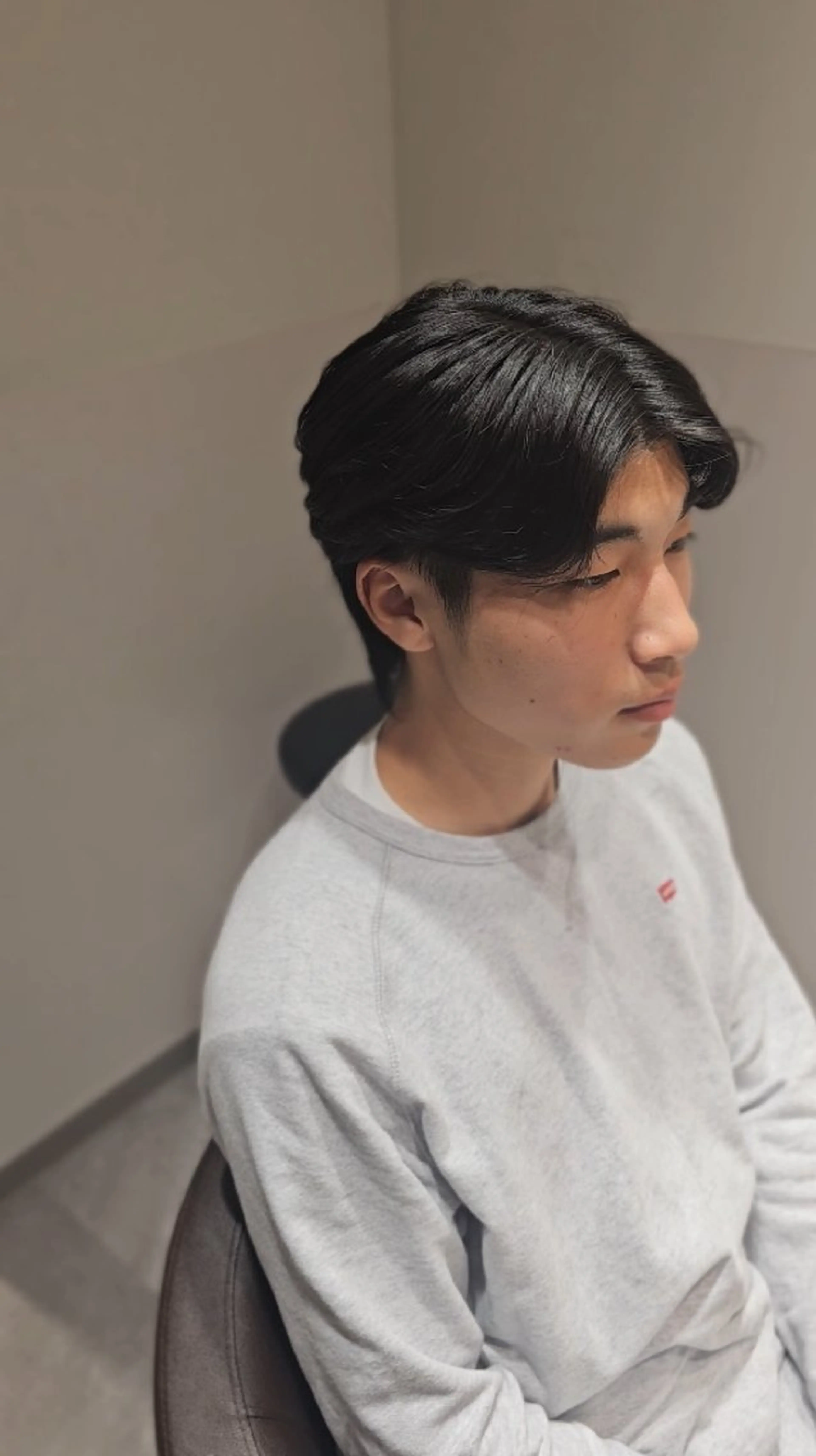 ショート メンズ センターパート メンズウルフカット ウルフカット カット 縮毛矯正をしている人 のためのカラーのヘアスタイル