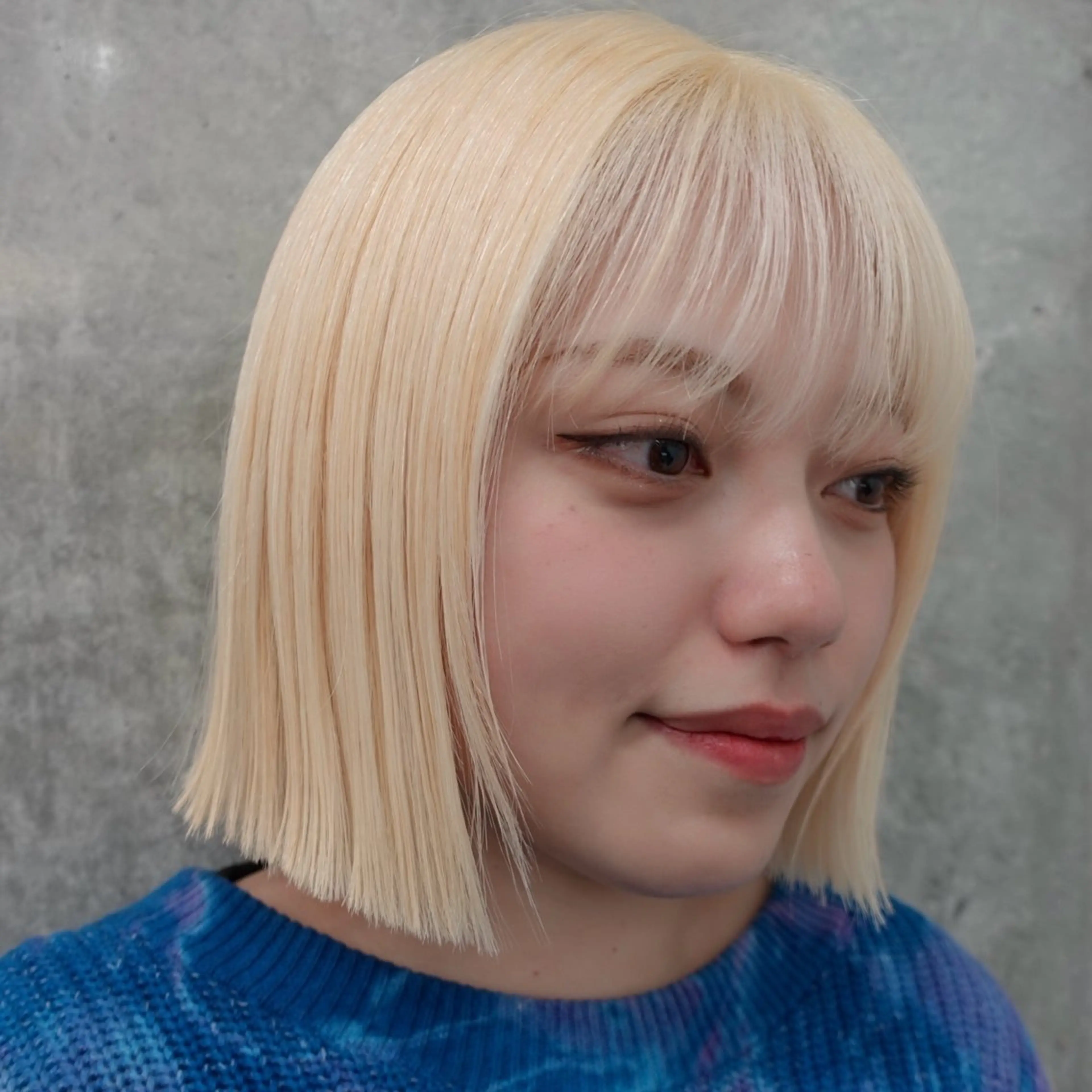 ミディアム カラー ヘアアレンジ 抜きっぱなしブロンド ブロンド ボブ ヘアカラー 🌐サトウ リョウ🌐のヘアスタイル