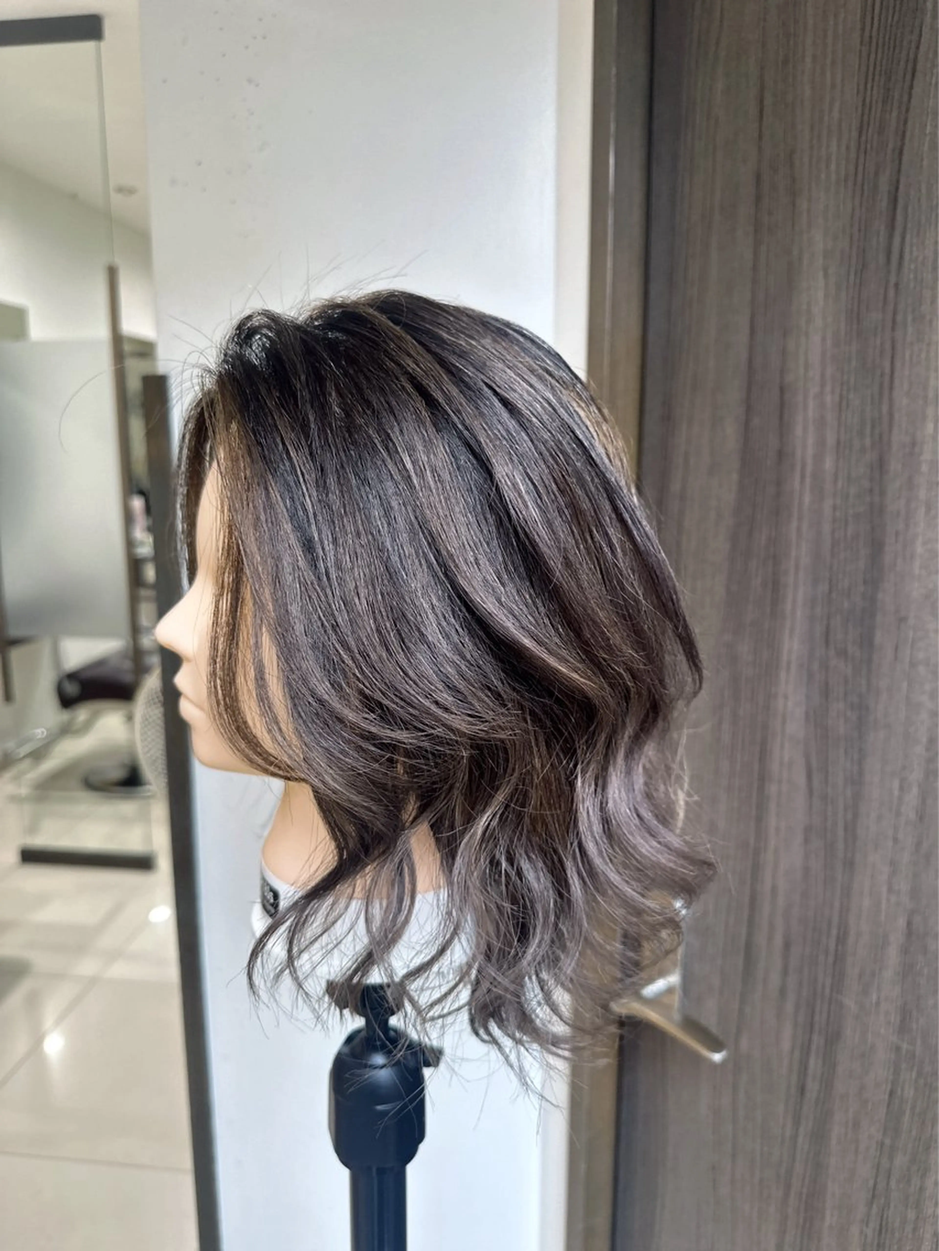 ミディアム レイヤー 艶々カラーのヘアスタイル