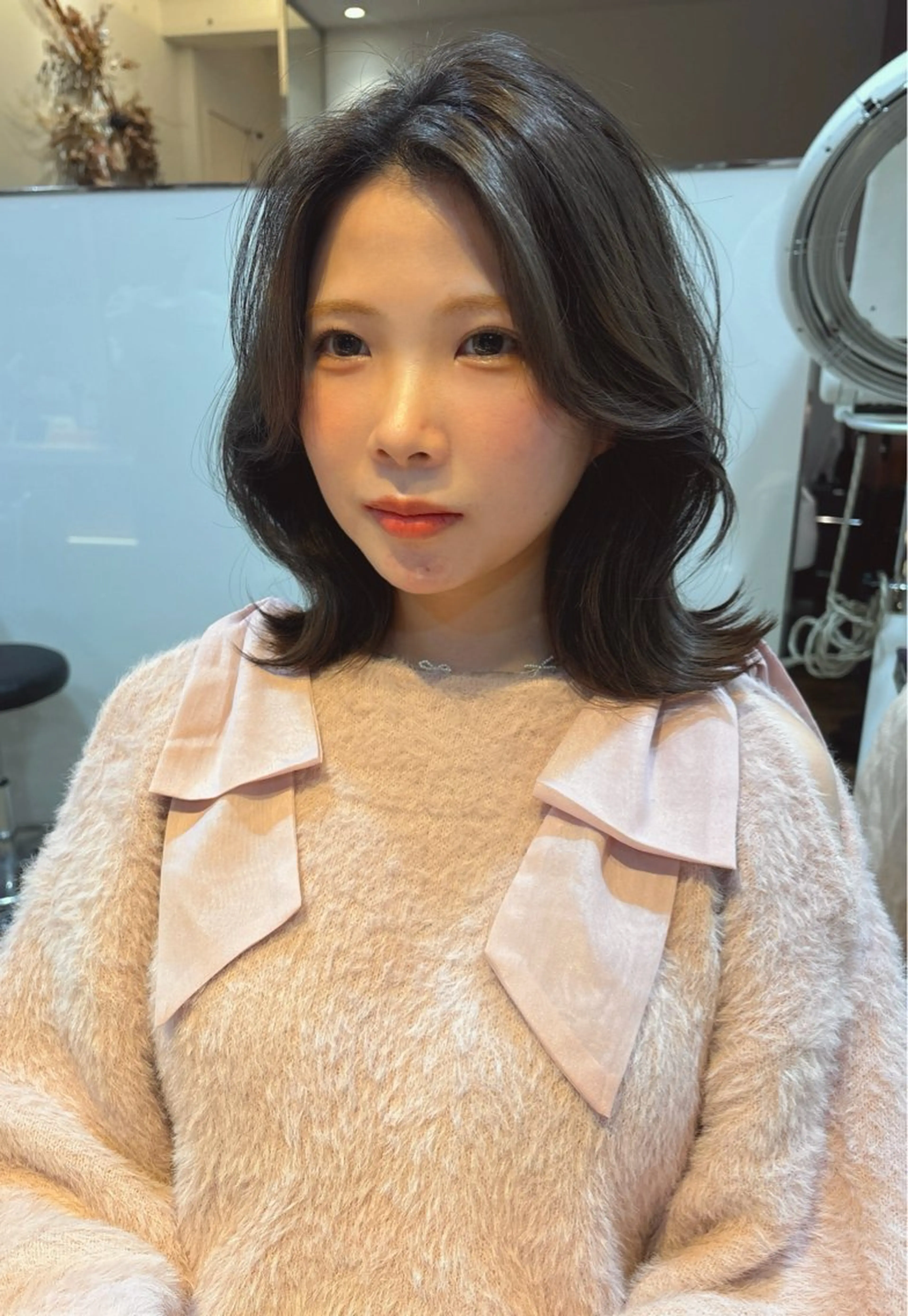 ミディアム カラー グレージュ オリーブグレージュ オリーブグレー くびれヘア カット ヘアカラー トリートメント レイヤーカット /透明感/千葉怜寿のヘアスタイル