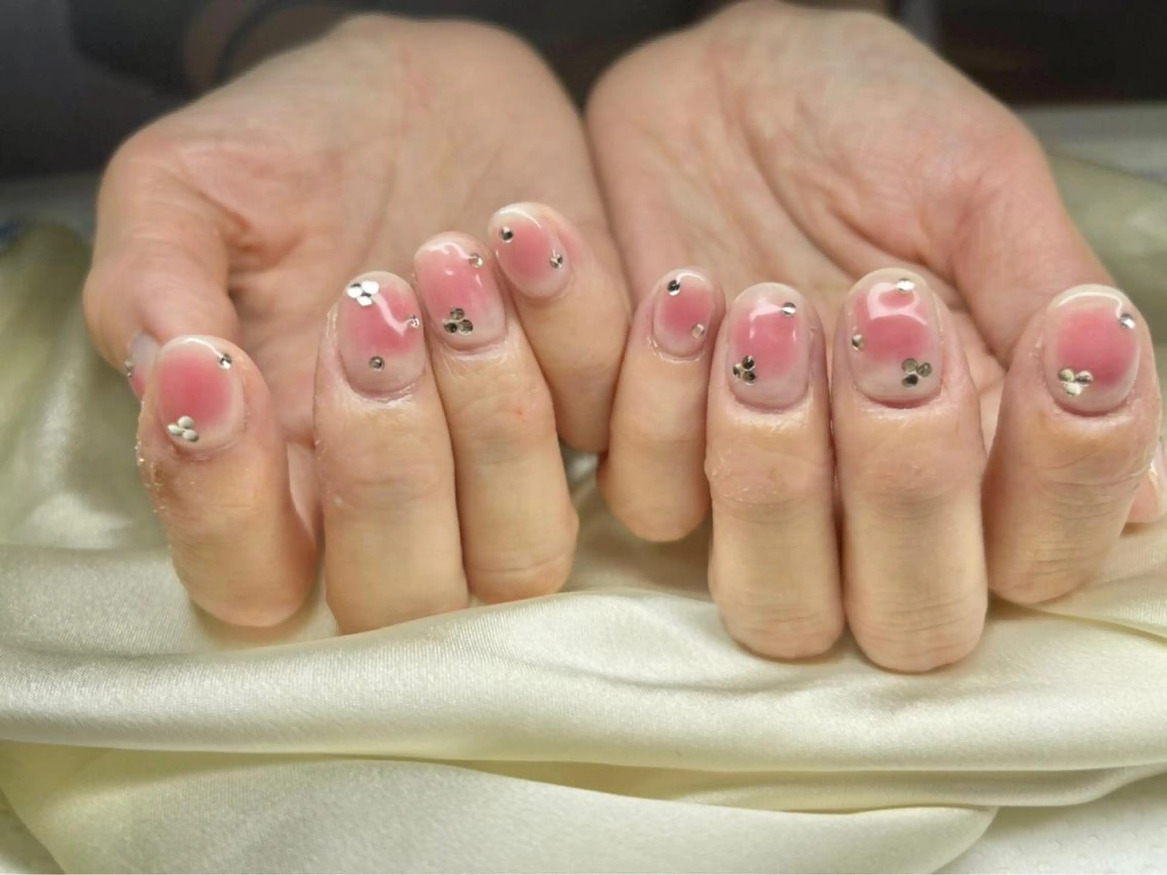 ネイル マツエク・マツパ アイブロウ 韓国風マツエク パリジェンヌラッシュリフト まつげパーマ ワンホンマツエク チークネイル ハンドネイル Nail&eye Belire 新宿のネイルデザイン