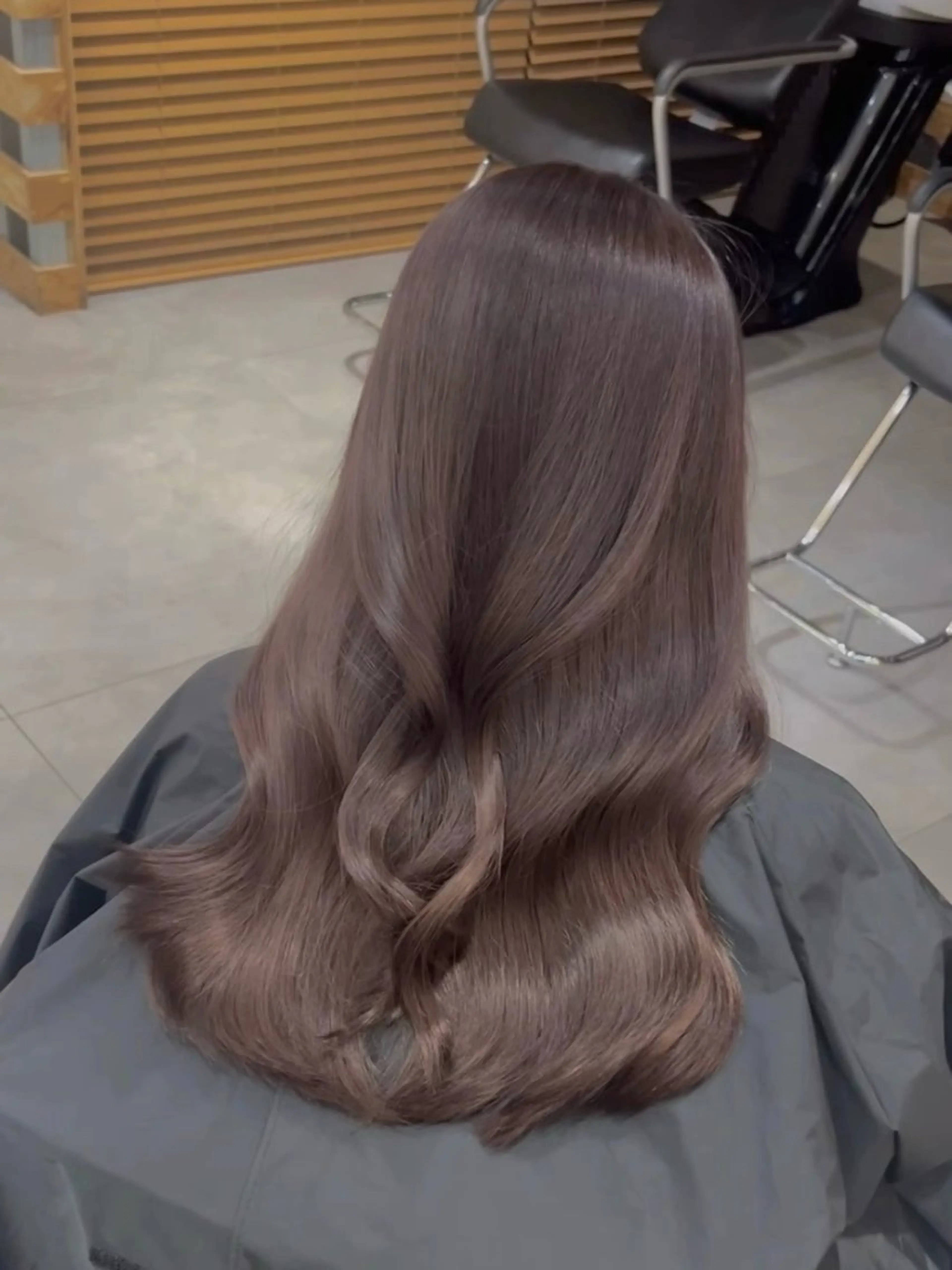 ロング カラー パーマ アッシュ アッシュグレー アッシュグレージュ ベージュカラー 黒髪 ヘアカラー トリートメント akira｜ 透明感ベージュ｜梅田のヘアスタイル