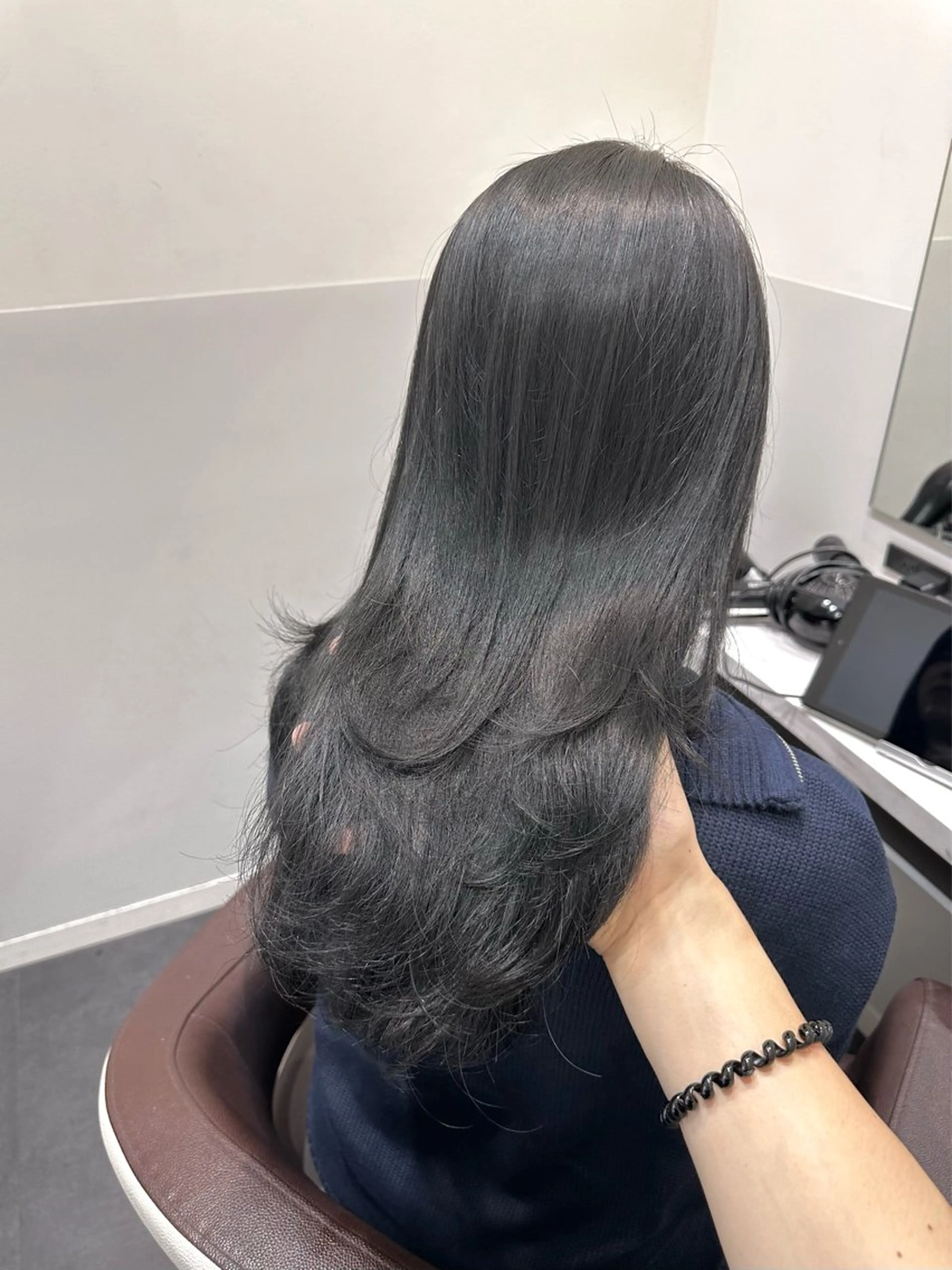 ロング カラー ブリーチ ブルーカラー ブルーグレー ブルーグレージュ グレージュ ヘアカラー トリートメント 矢野 晃平のヘアスタイル