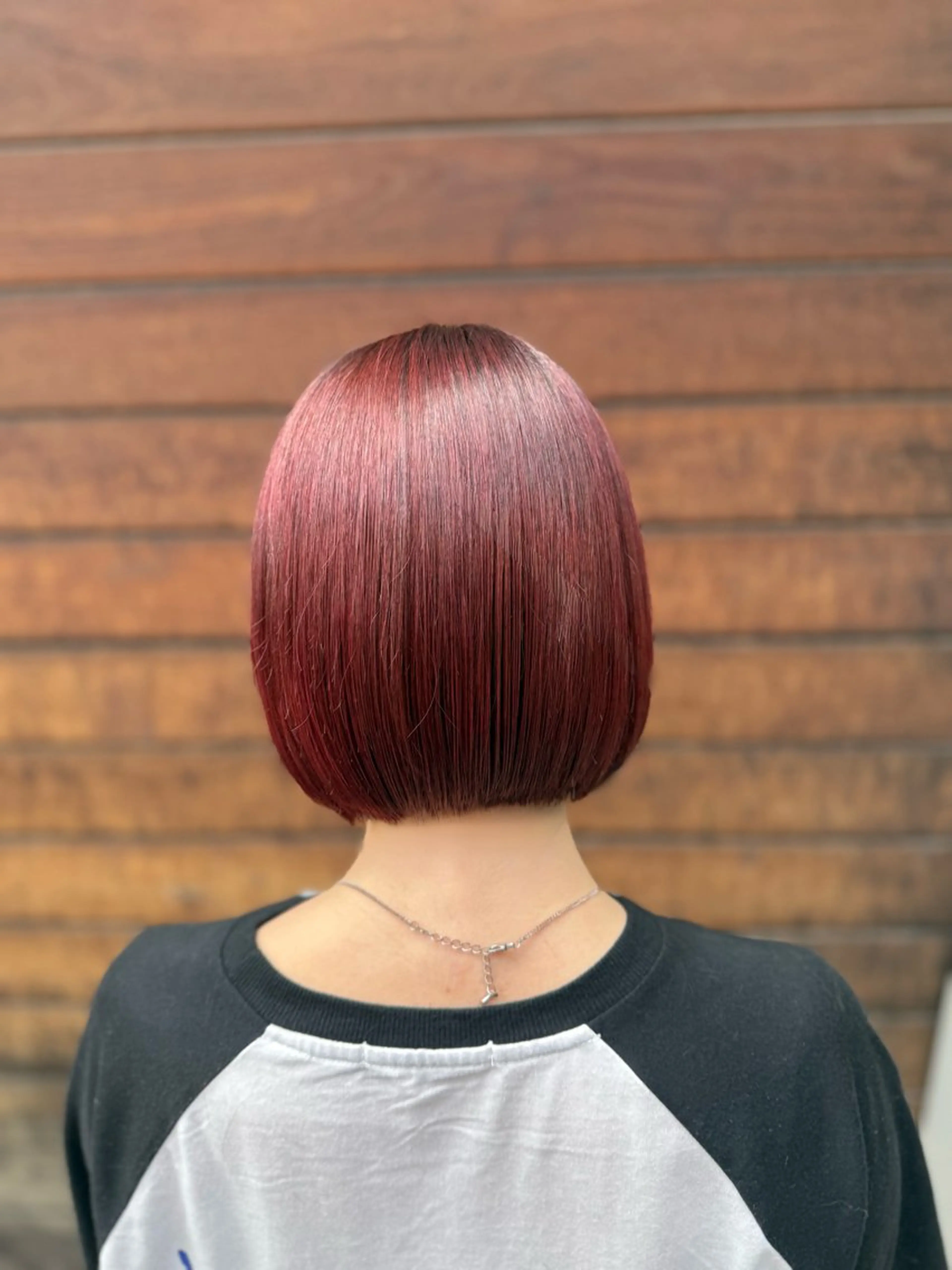 ミディアム カラー ショートボブ ブリーチ ボルドーカラー ボブ レイヤーカット 艶カラー/ハイトーン /アレンジ/meiのヘアスタイル