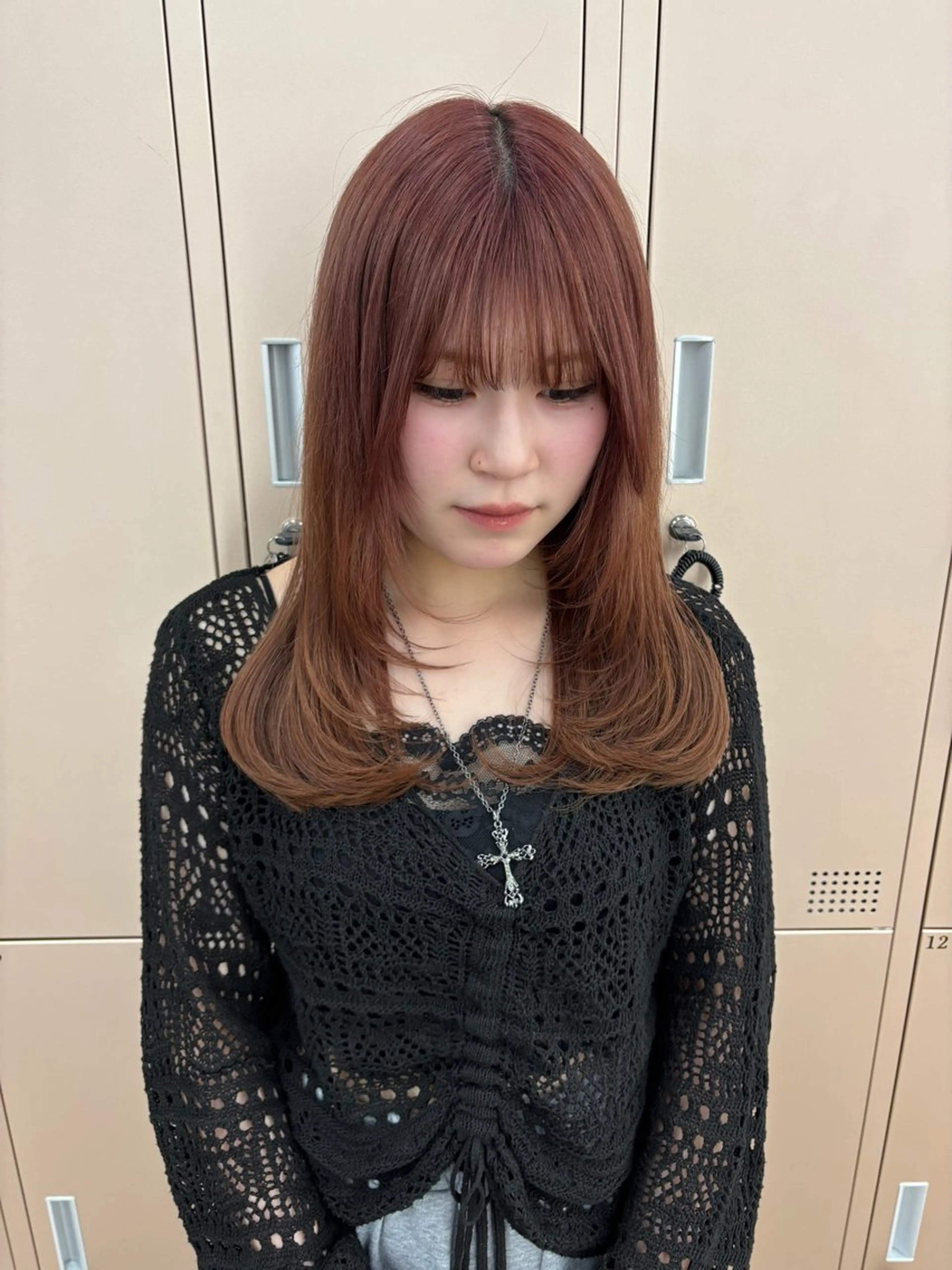 ミディアム カット トリートメント 髪質改善|透明 感カラー🩵レイヤーのヘアスタイル
