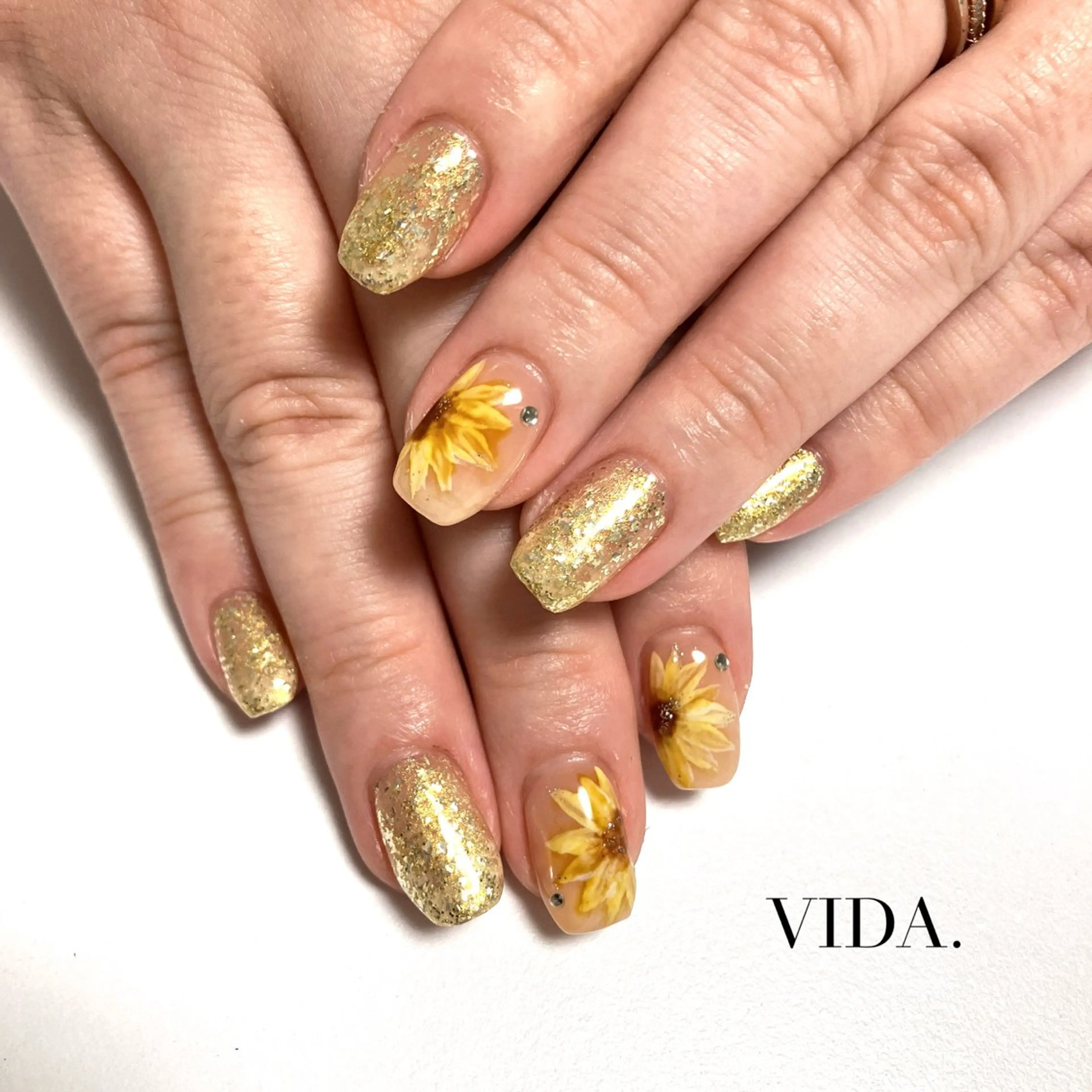 ネイル アートネイル フラワーネイル 夏ネイル ハンドネイル private salon VIDAのネイルデザイン