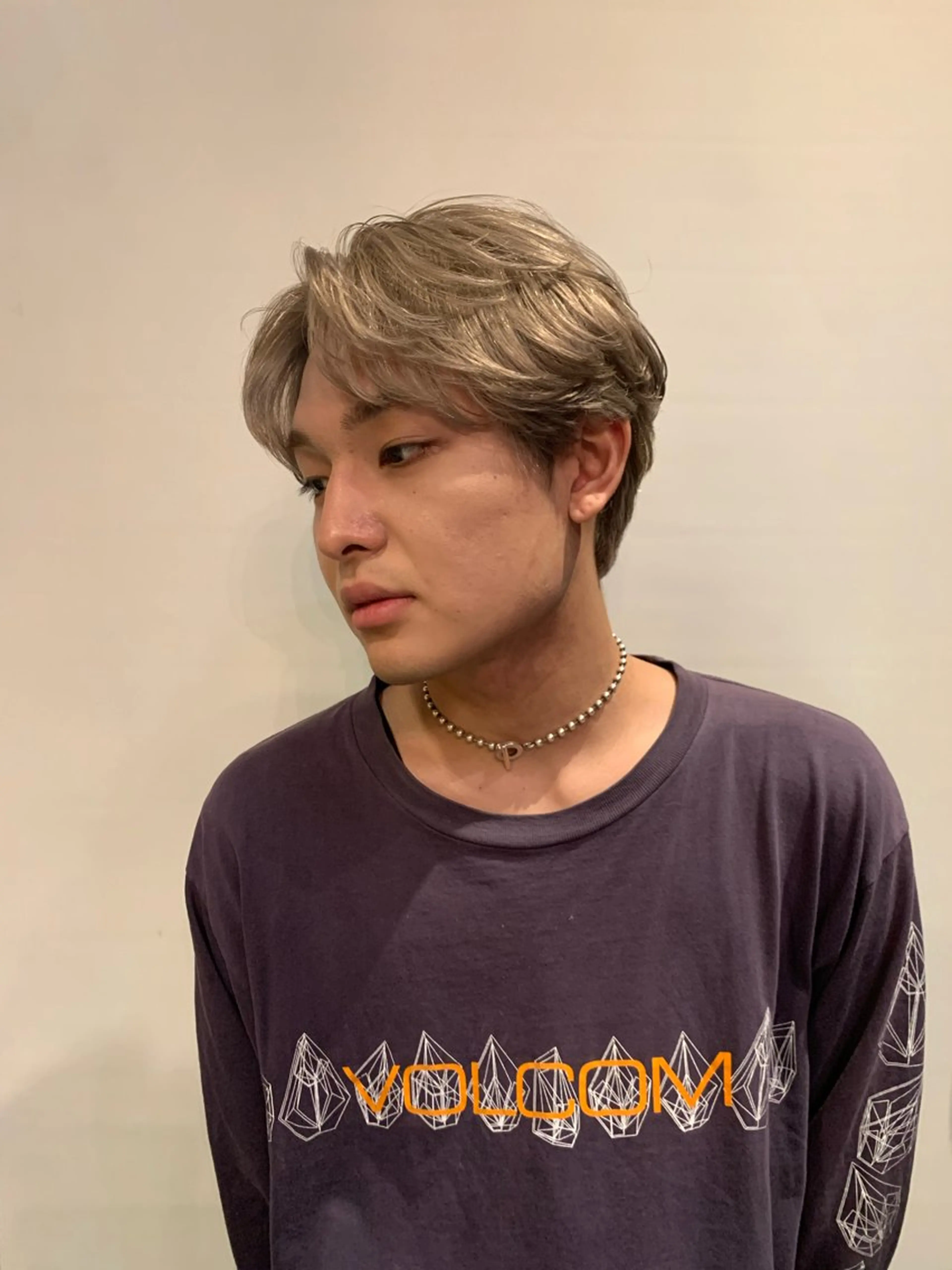 ショート カラー メンズ 曲がる縮毛矯正 センターパートのヘアスタイル