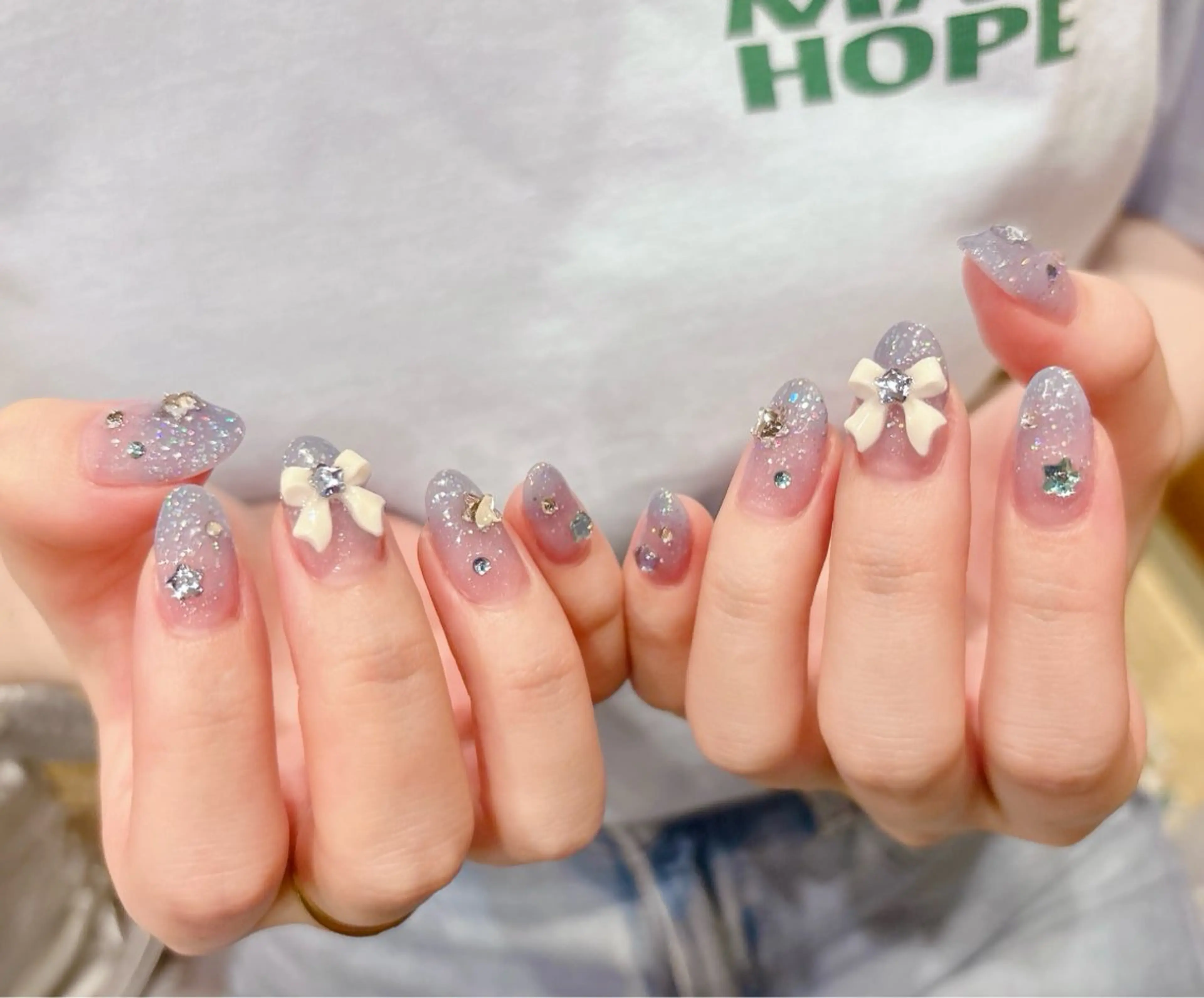 ネイル グラデーション キラキラネイル 水色 ハンドネイル FLARE NAIL フレアネイルのネイルデザイン