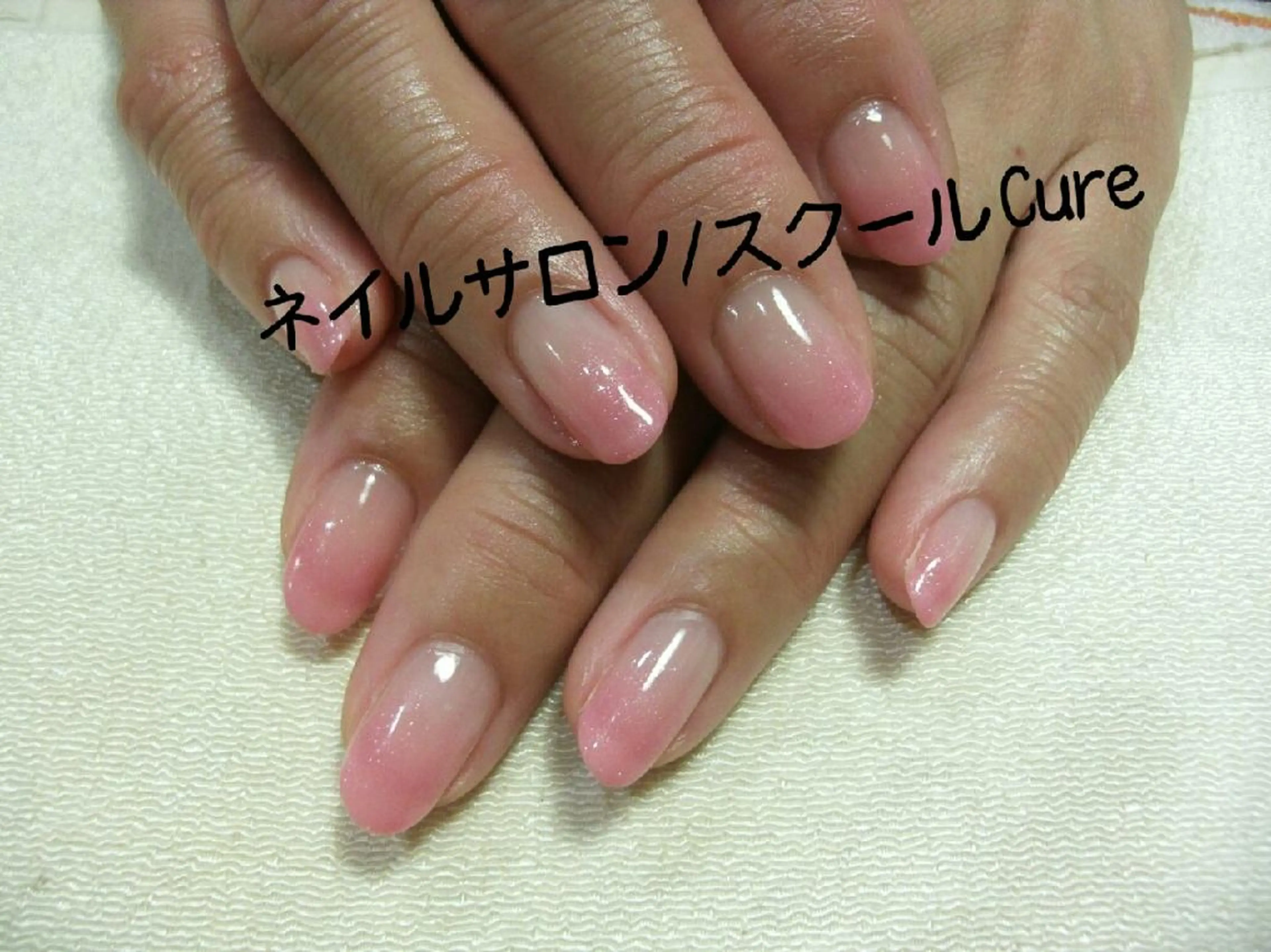 ミディアム ネイル グラデーション シンプルネイル ネイルサロン Cureのネイルデザイン