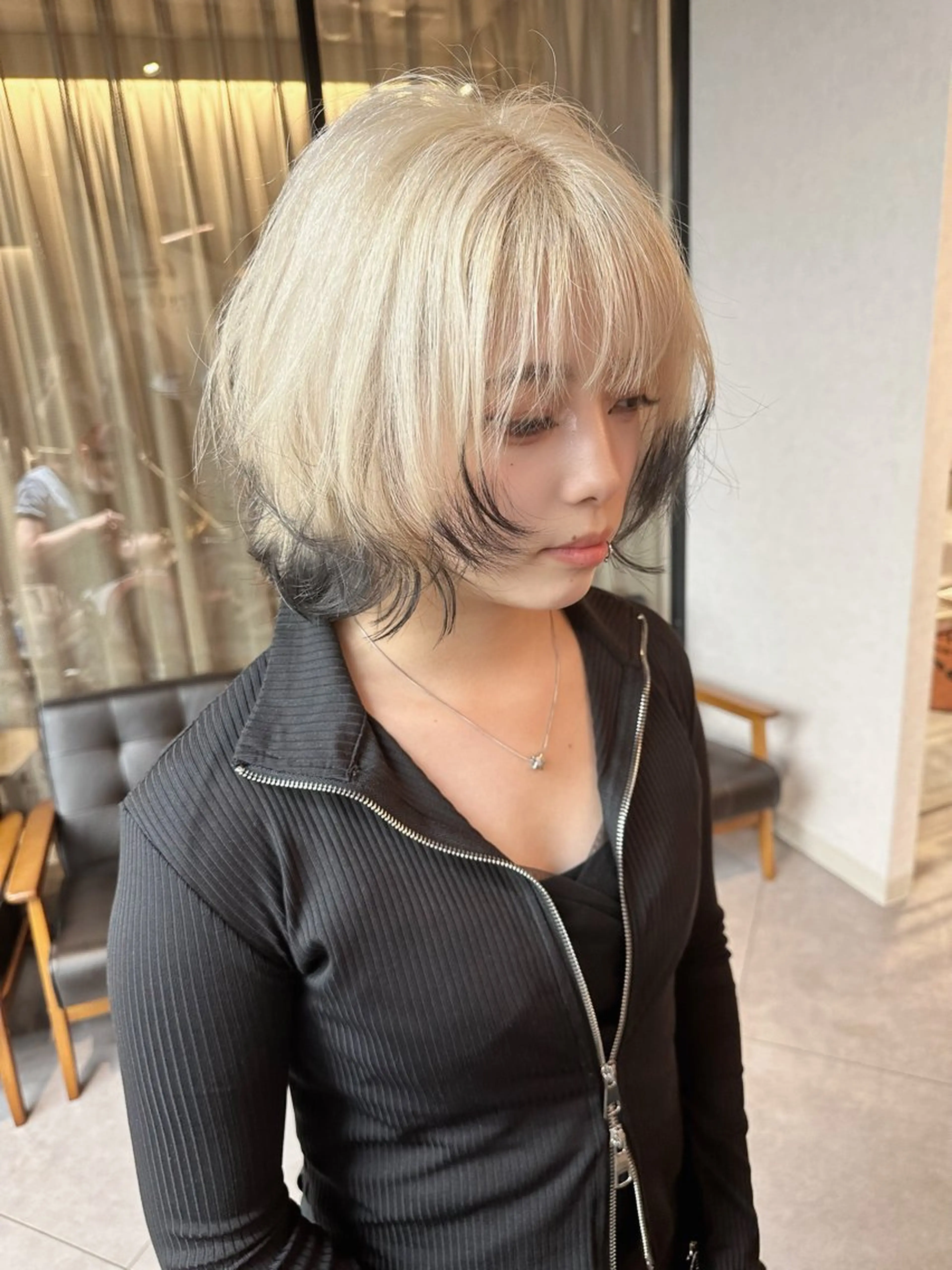 ミディアム カラー パーマ ウルフとハイトーン みっちー✂️のヘアスタイル