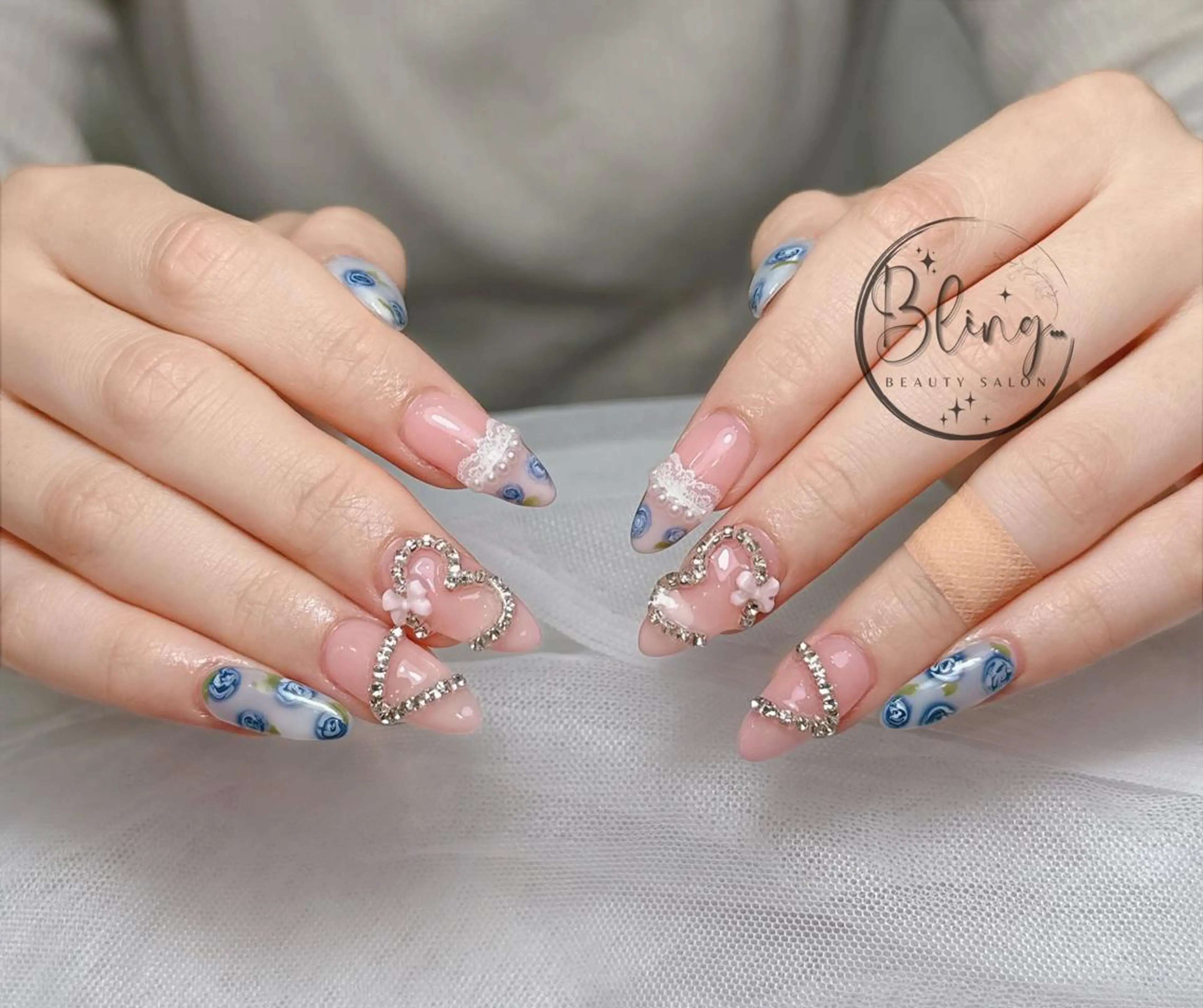 ロング パーマ 韓国風ヘア ハンドネイル 波 なみのネイルデザイン