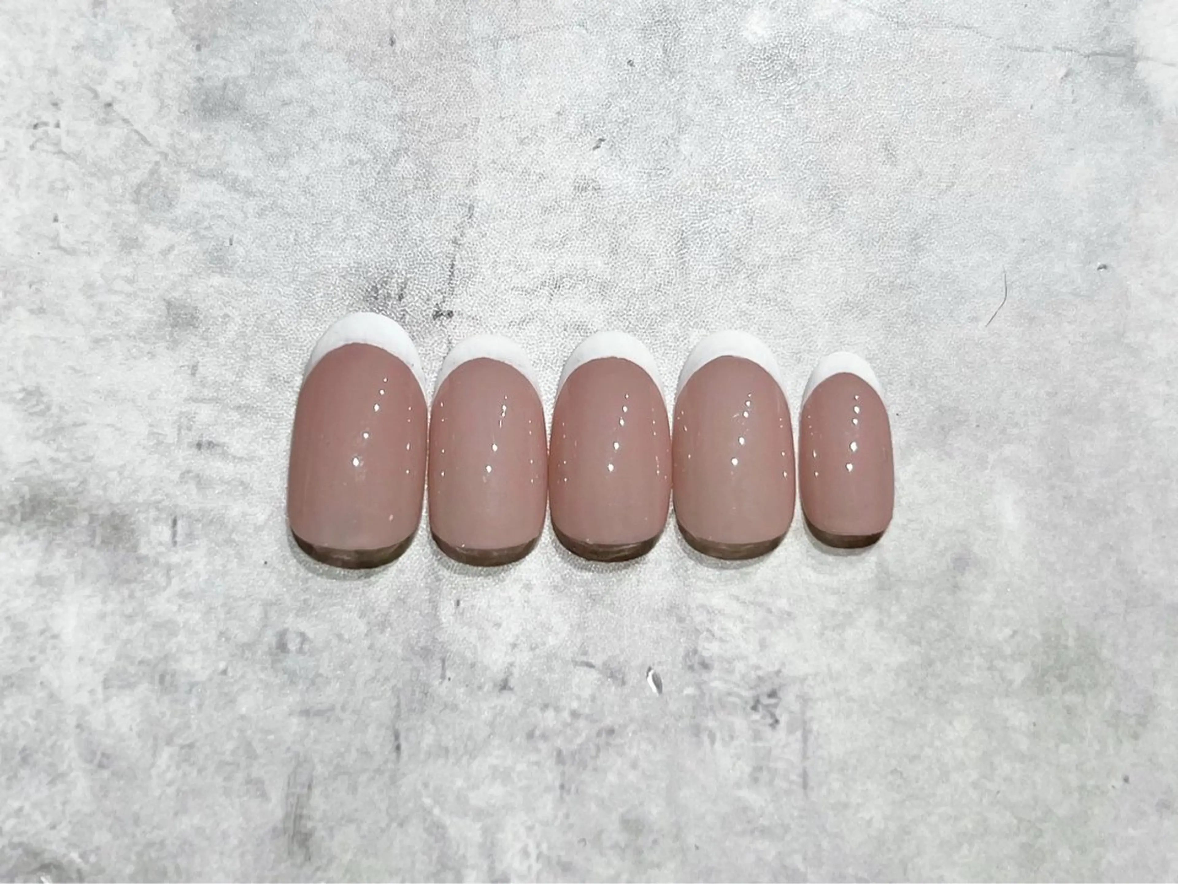 オフなしフレンチネイル《ベースカラー有り》の写真