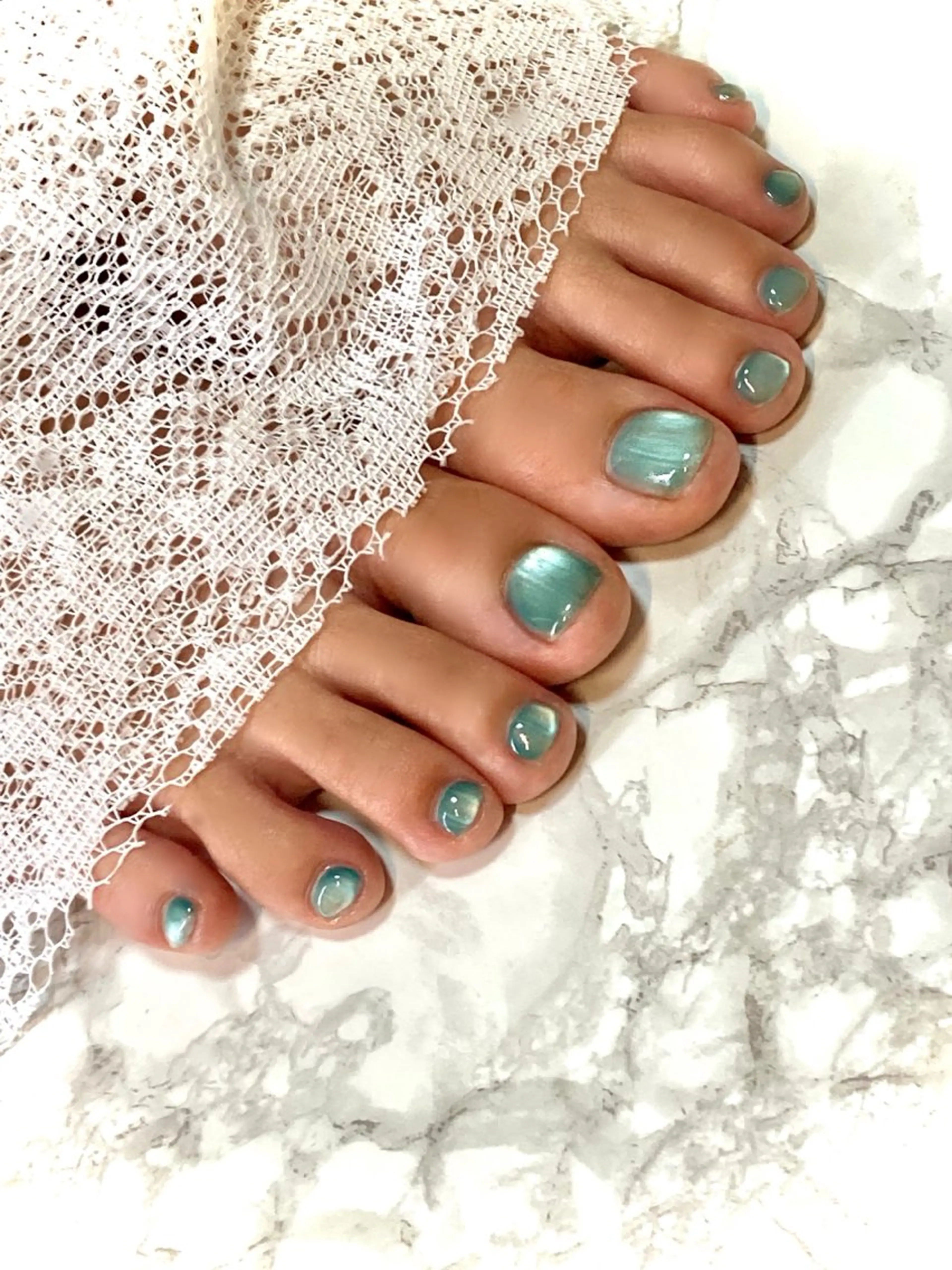 ネイル ブルー 氷ネイル・うるうるネイル ラメ(グリッター) マグネットネイル マグネットワンカラー フットネイル ネイルサロン　アルストロメリア所属・nail salon アルストロメリアのネイルデザイン