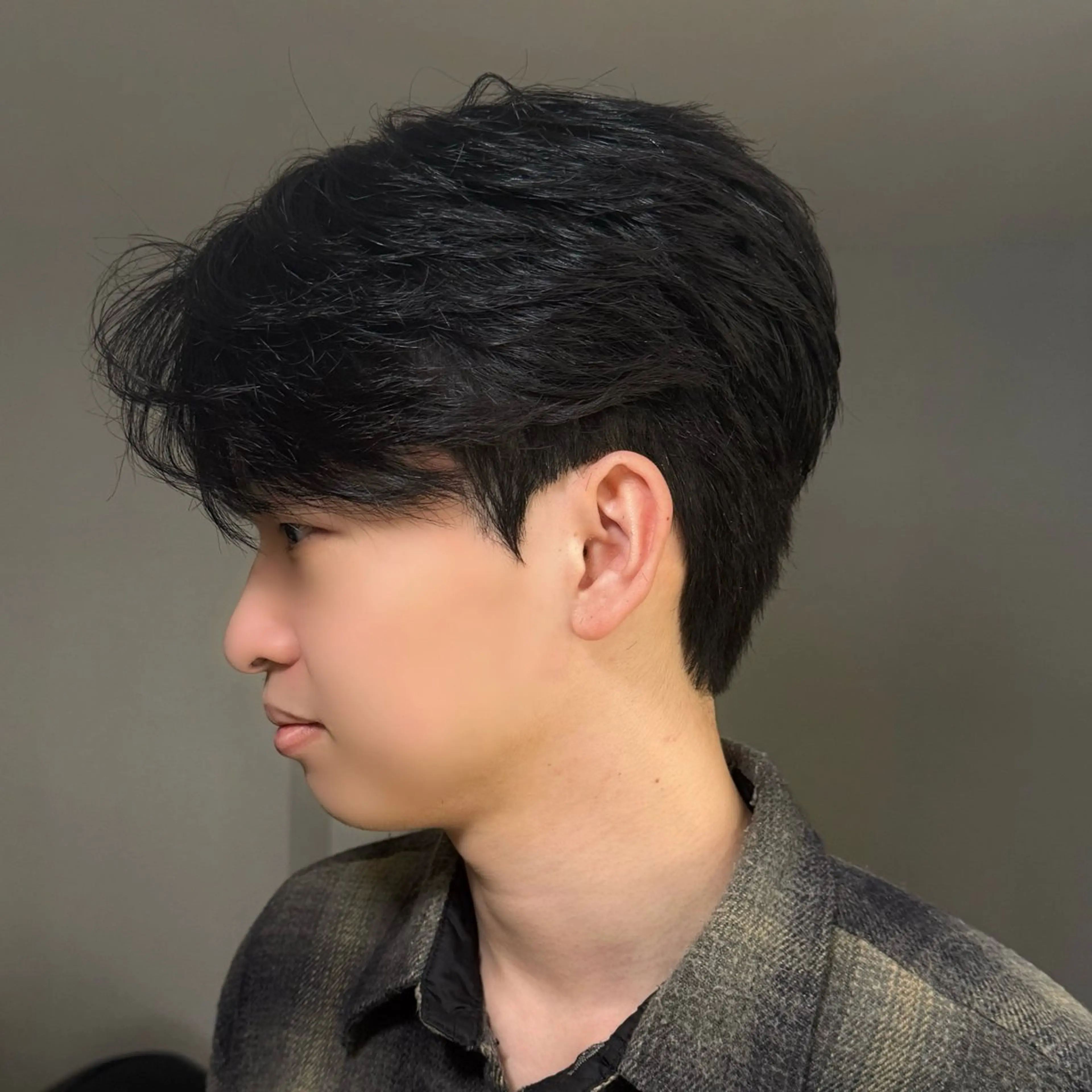 メンズ センターパート ダウンパーマ フェザーパーマ メンズ韓国風 マッシュ カット パーマ センターパート特化/ メンズカット/ヒロキのヘアスタイル
