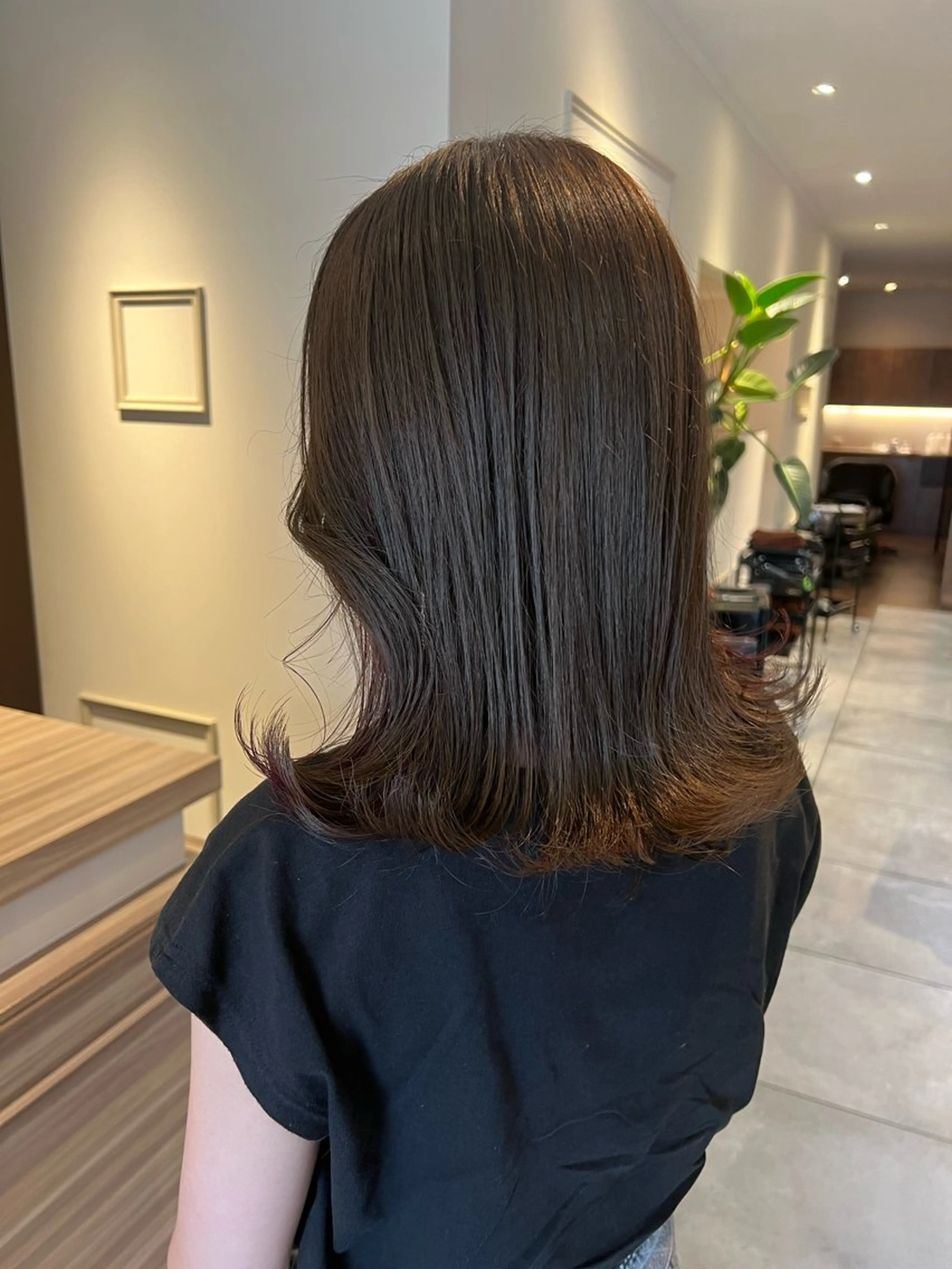 ミディアム カラー アッシュ 透明感カラー オリーブアッシュ カット ヘアカラー トリートメント 西村 美羽のヘアスタイル