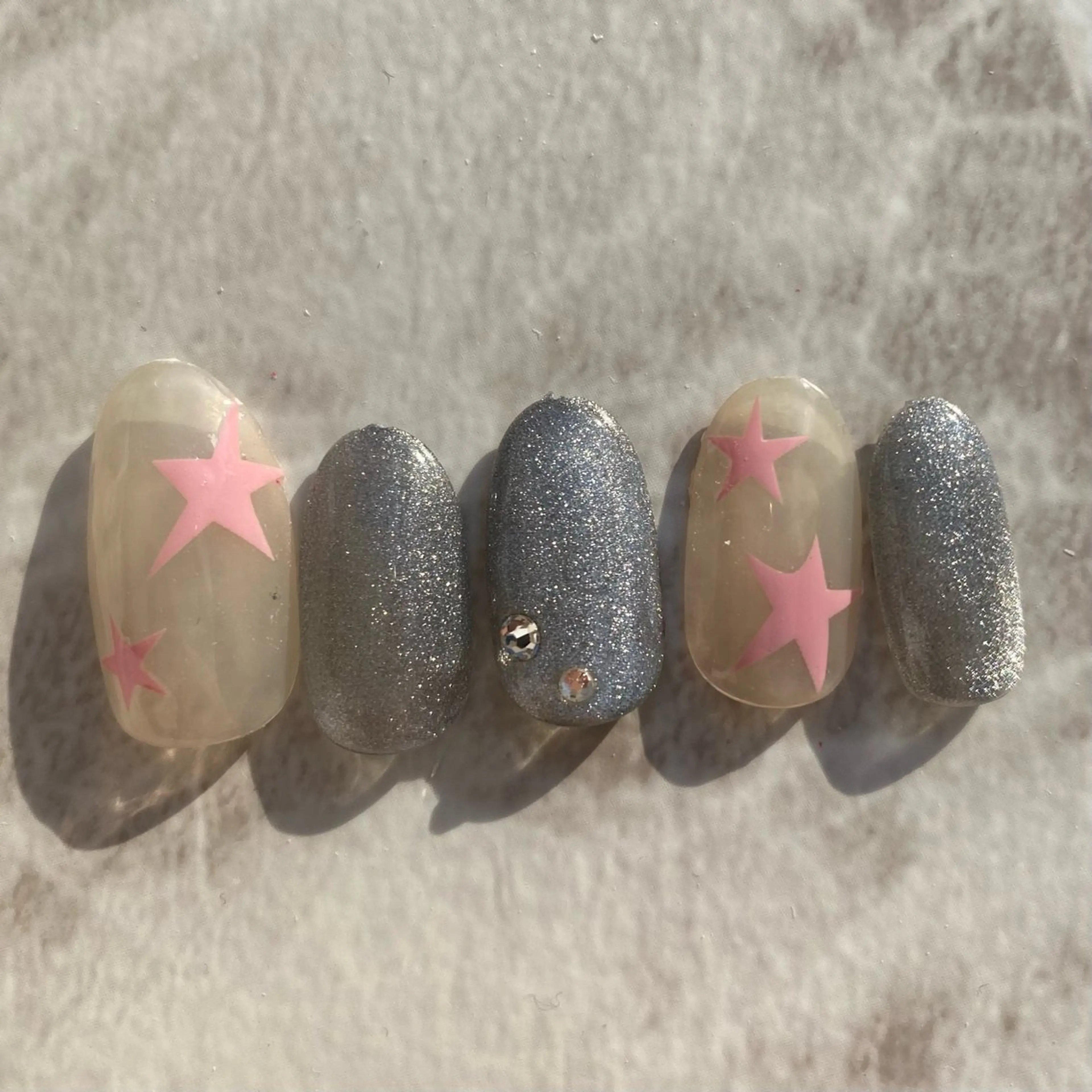 ネイル ゴールド ハート キラキラネイル マグネットネイル ピンク ハンドネイル ハンドケア RaLa（ネイル&アイラッシュ）所属・🫧RaLa ⭐︎AYAKA🫧のネイルデザイン